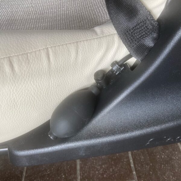 Aguti  Fahrersitz Gis Liner, beige / grau