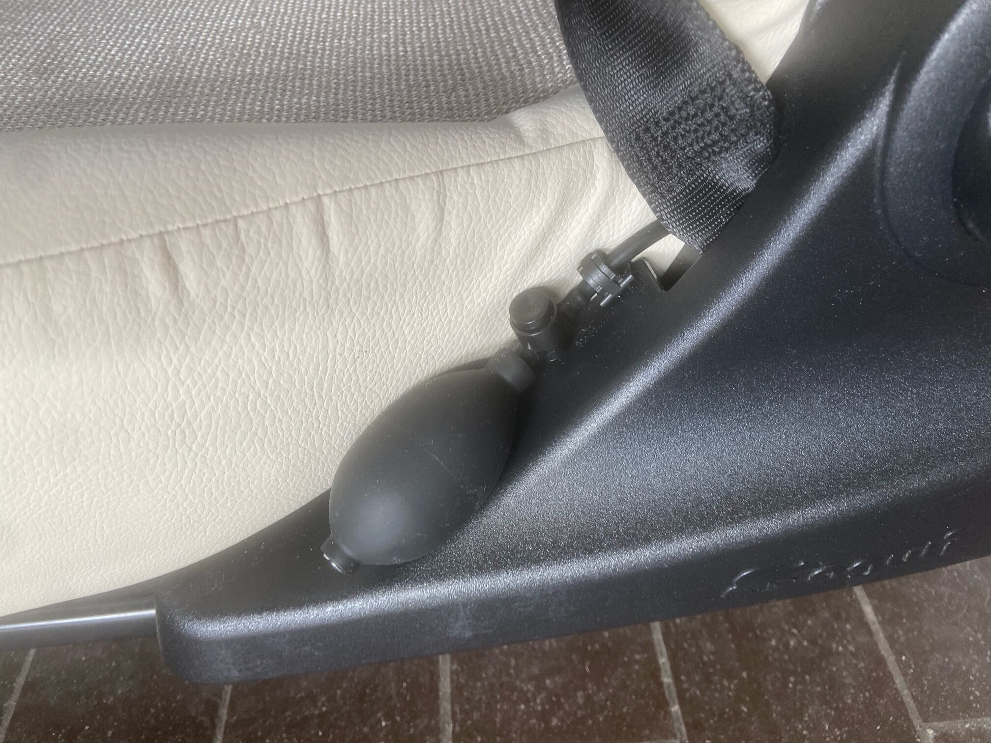 Aguti  Fahrersitz Gis Liner, beige / grau