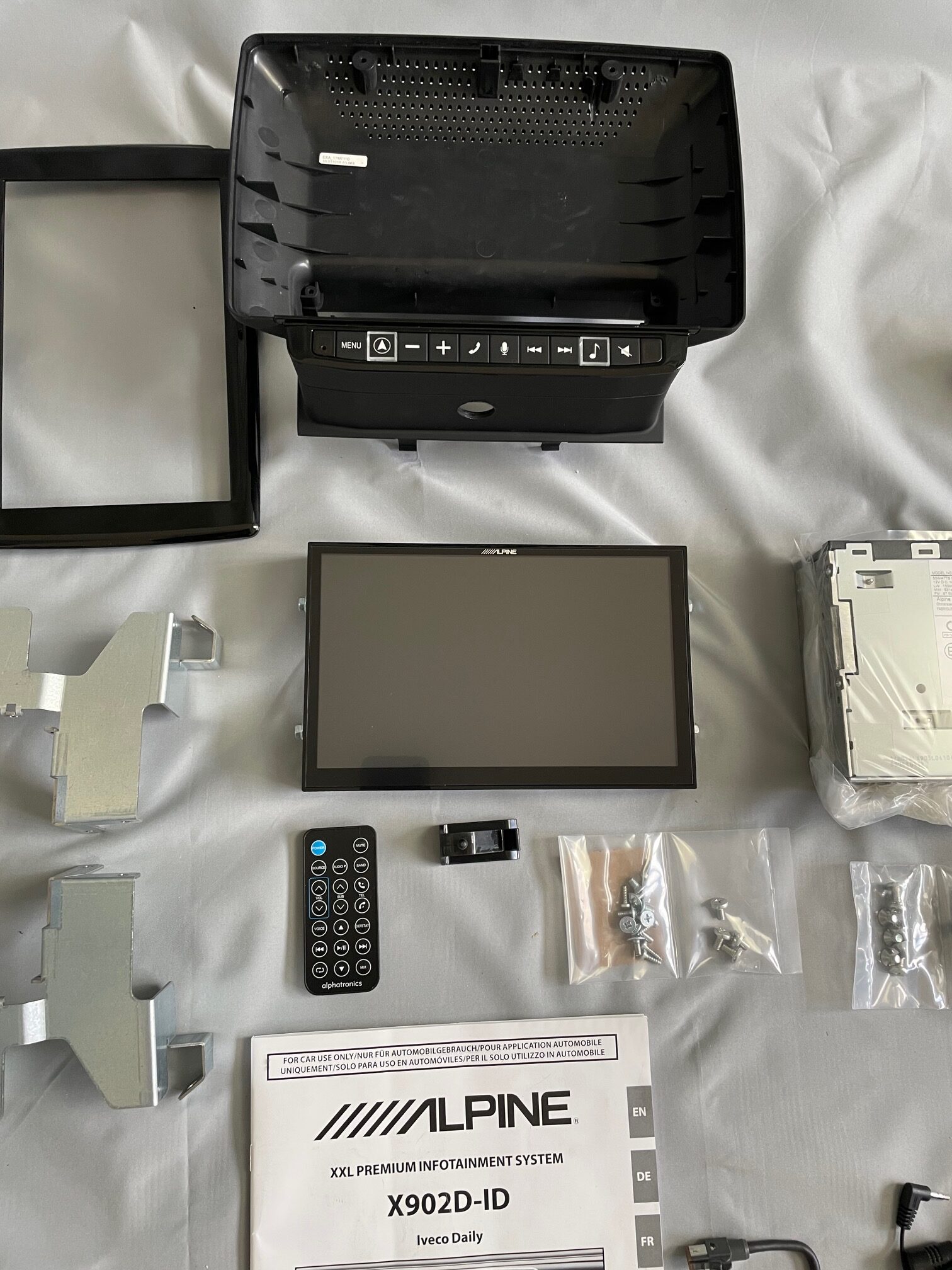 XXL Premium Infotainment System, Alpine Model X902D-ID