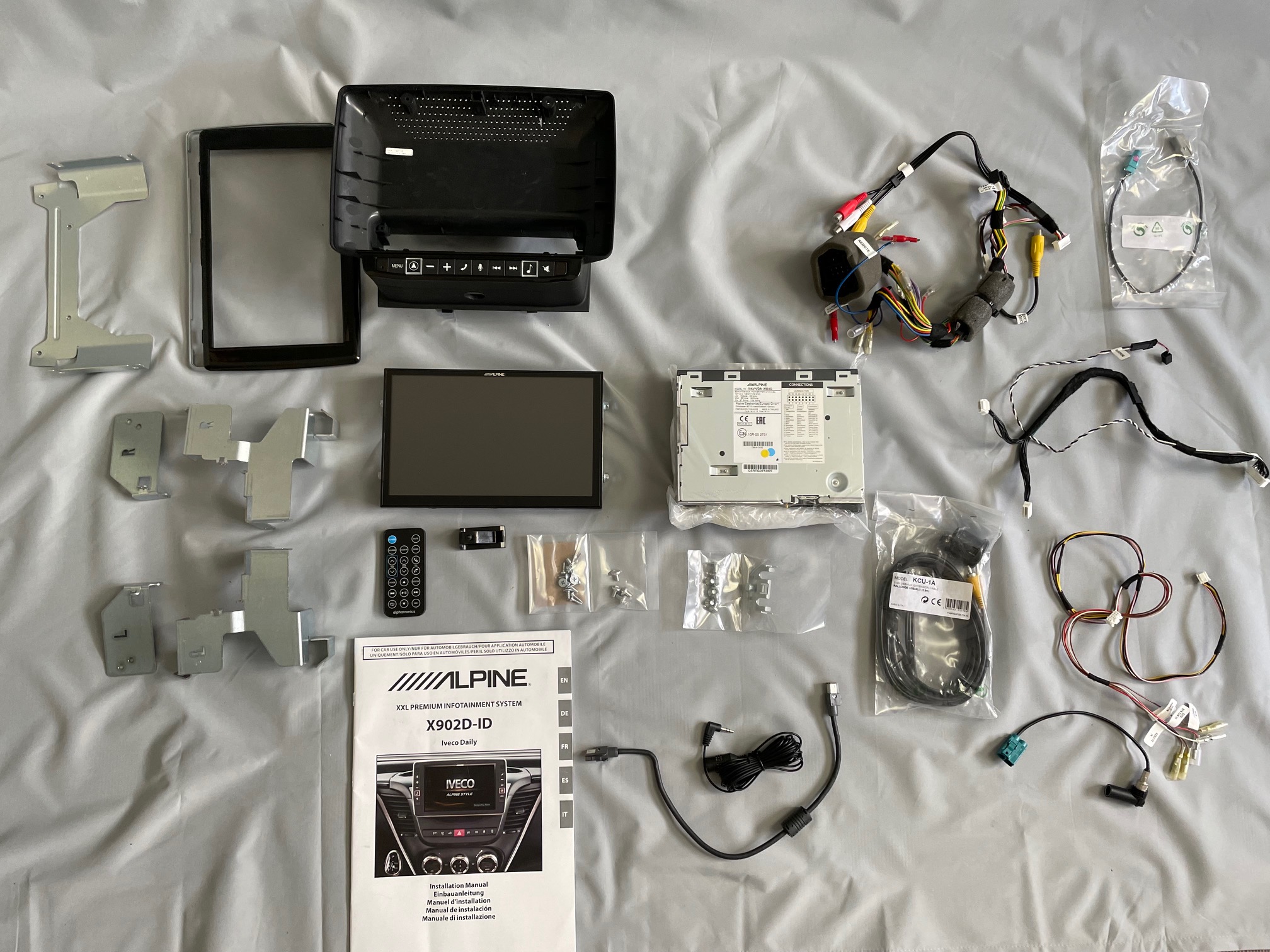 XXL Premium Infotainment System, Alpine Model X902D-ID