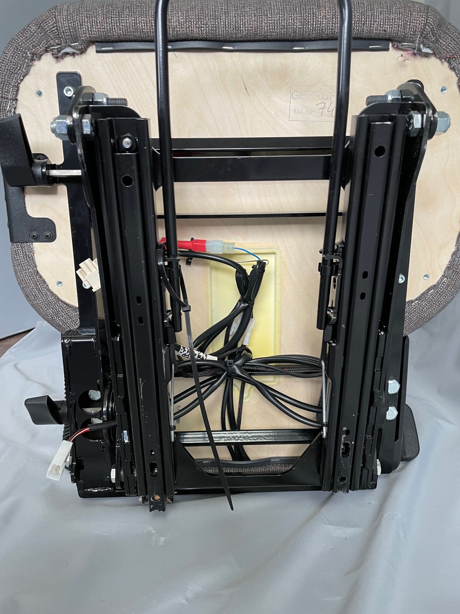 Aguti Hymer Sitz, Fahrerseite, Stoff grau / braun