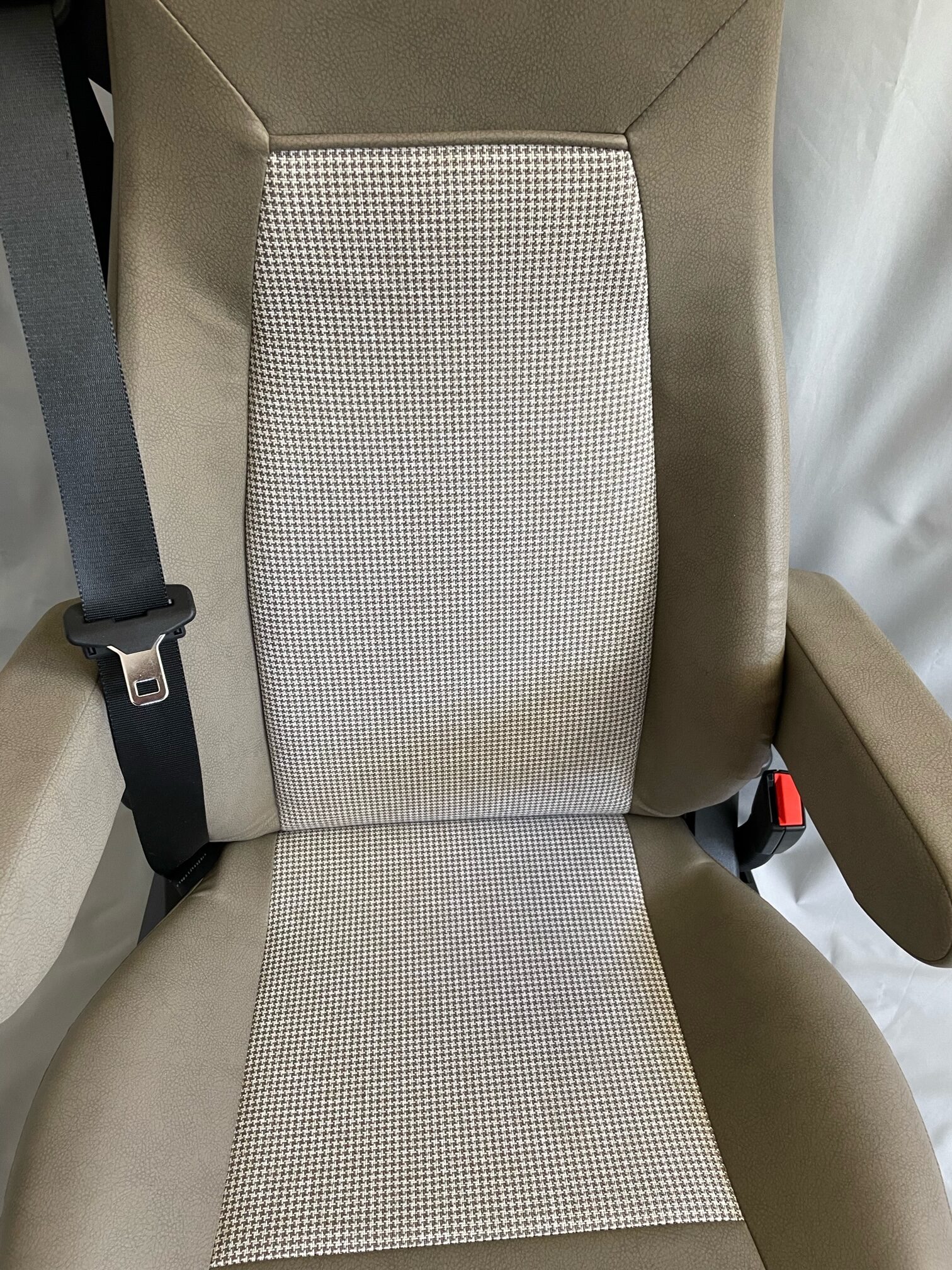 Aguti Automotiv GIS Liner, Beifahrersitz