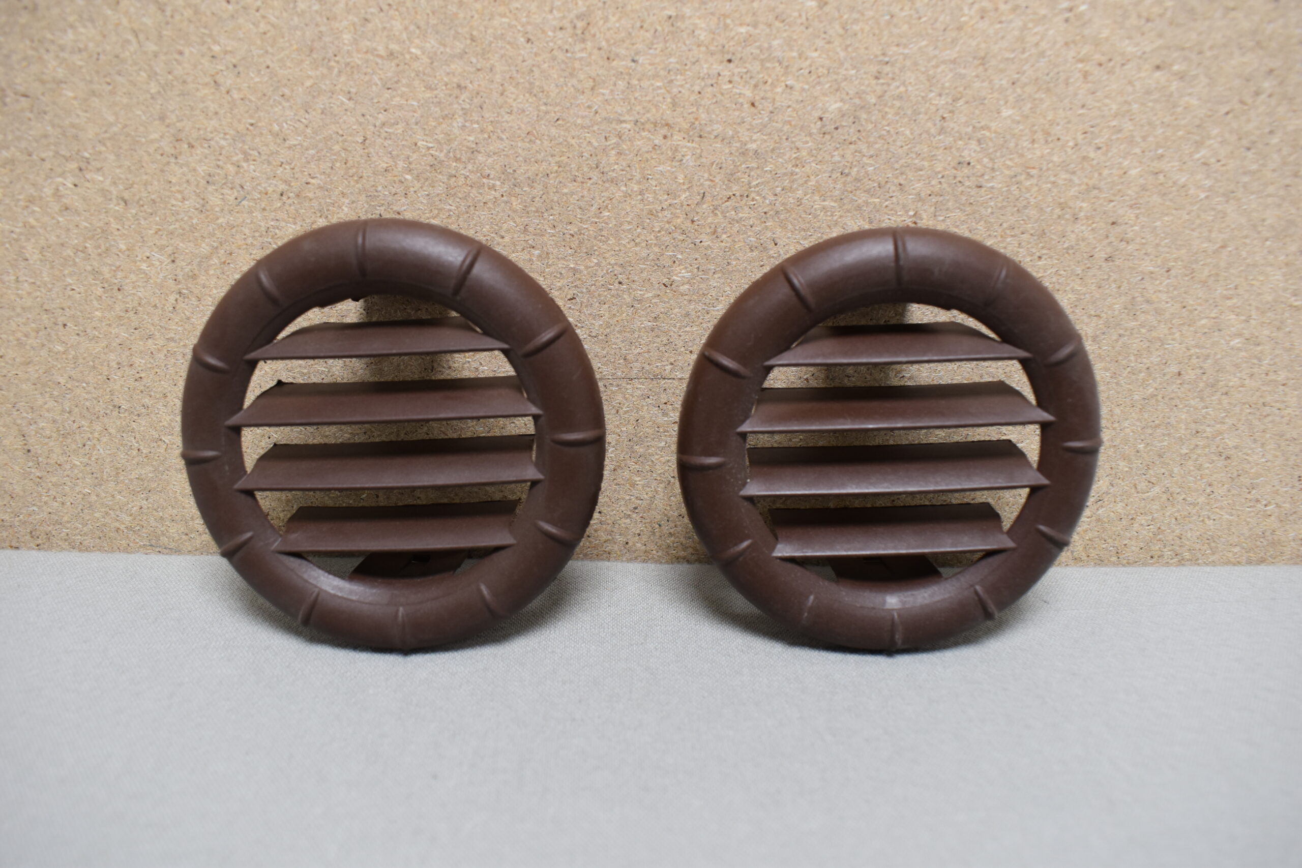 Lüftungsgitter / Lamelleneinsatz für Truma Heizungsrohr, RAL 80, braun, Paar