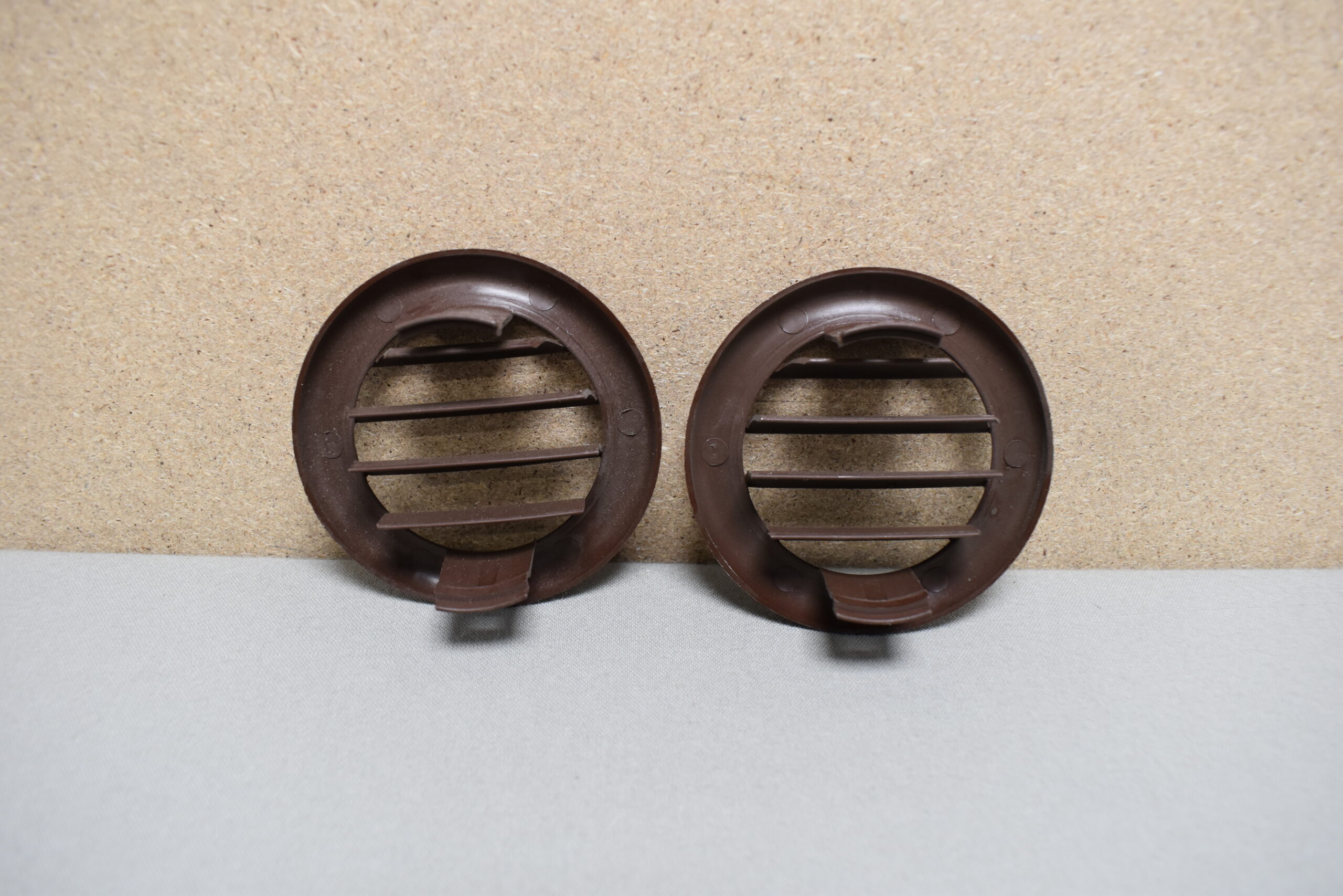 Lüftungsgitter / Lamelleneinsatz für Truma Heizungsrohr, RAL 80, braun, Paar