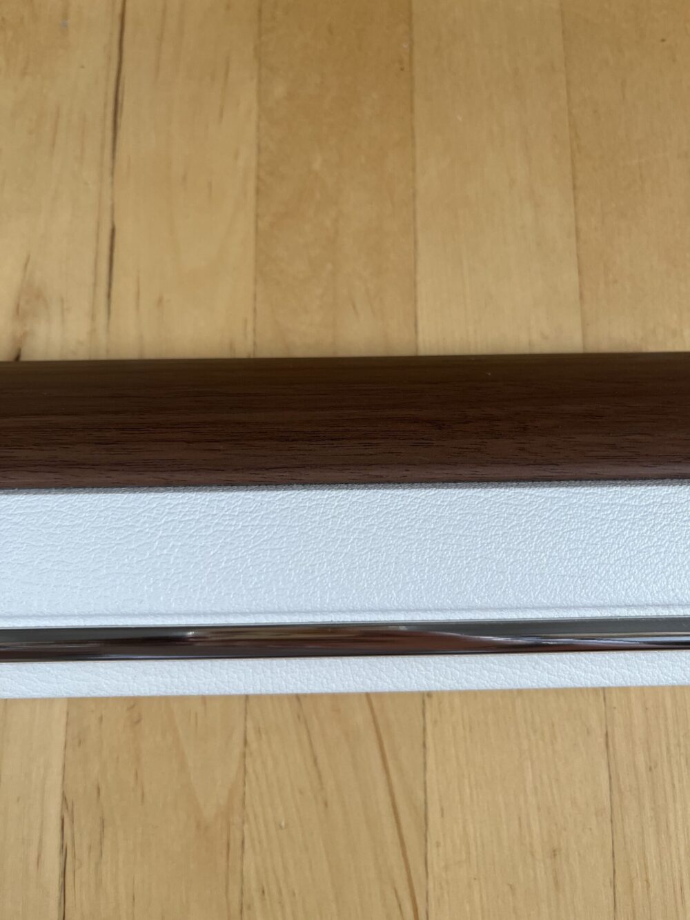 Leiste Holz Massivholz Mahagoni weiß Lederoptik mit Zierleiste beschichtet 1,90 Meter