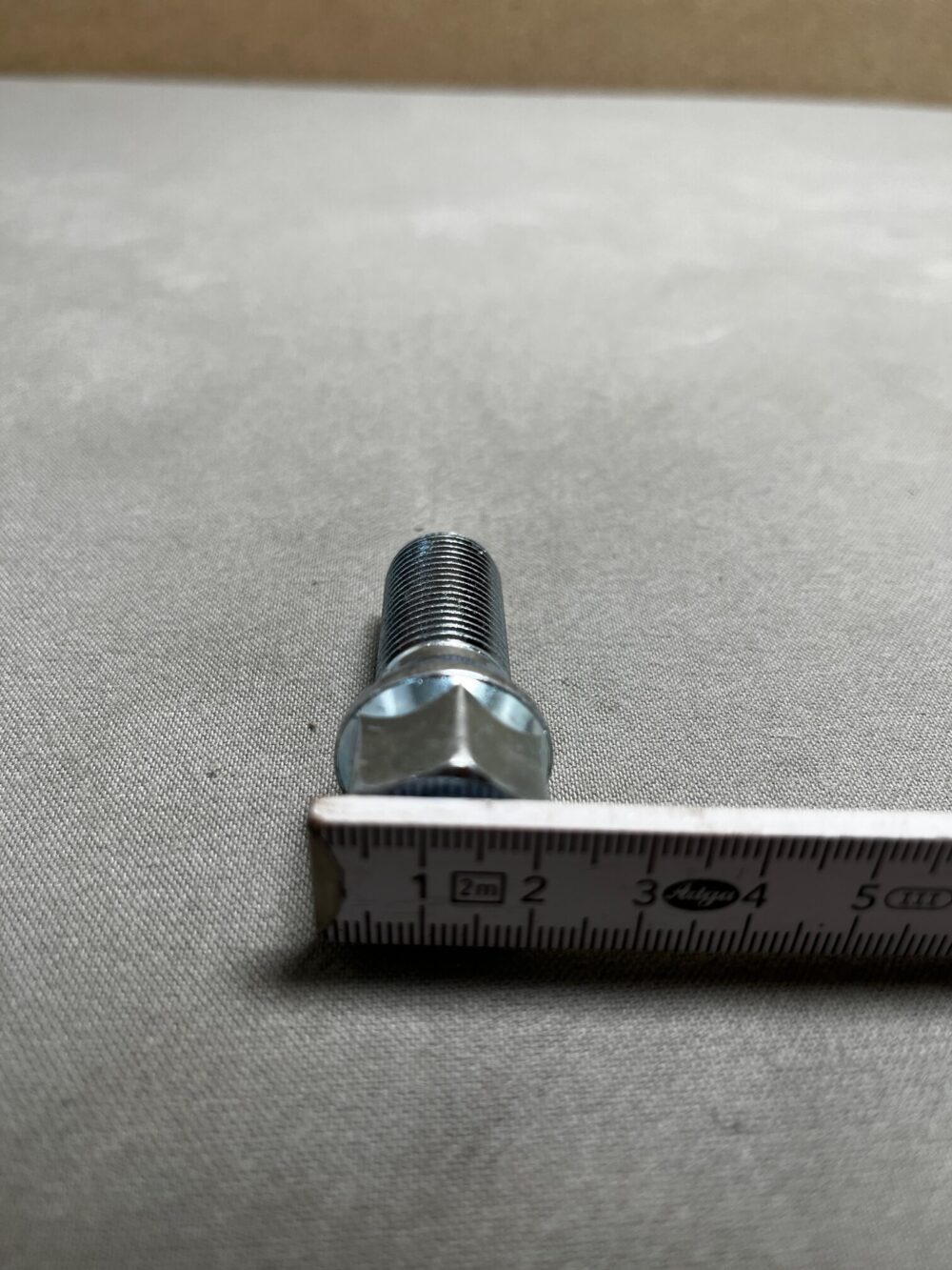 Radschrauben UBE 10.9 M16 5 Stk.