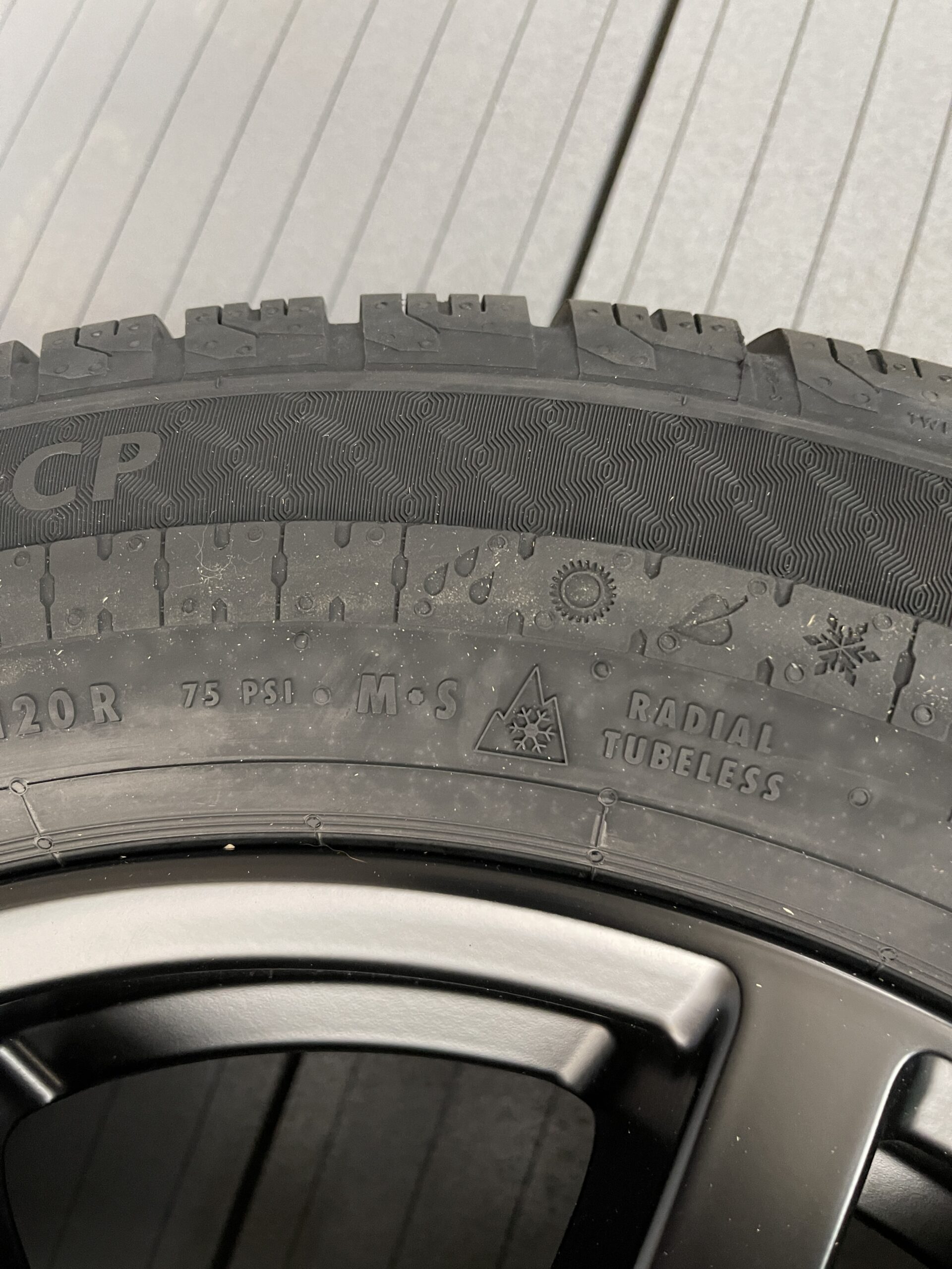 Continental VanContact Camper Kompletträder 255/55 R18 CP schwarz 4 Stück