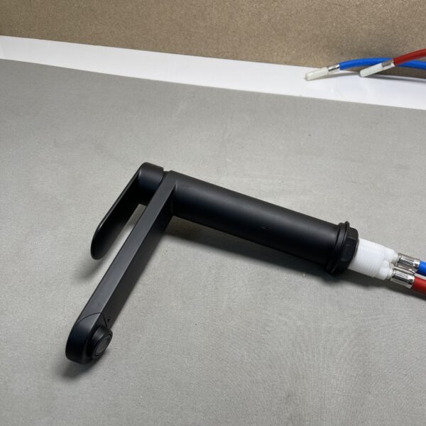 Wasserhahn matt schwarz mit Anschlussschläuchen, für Wohnmobil