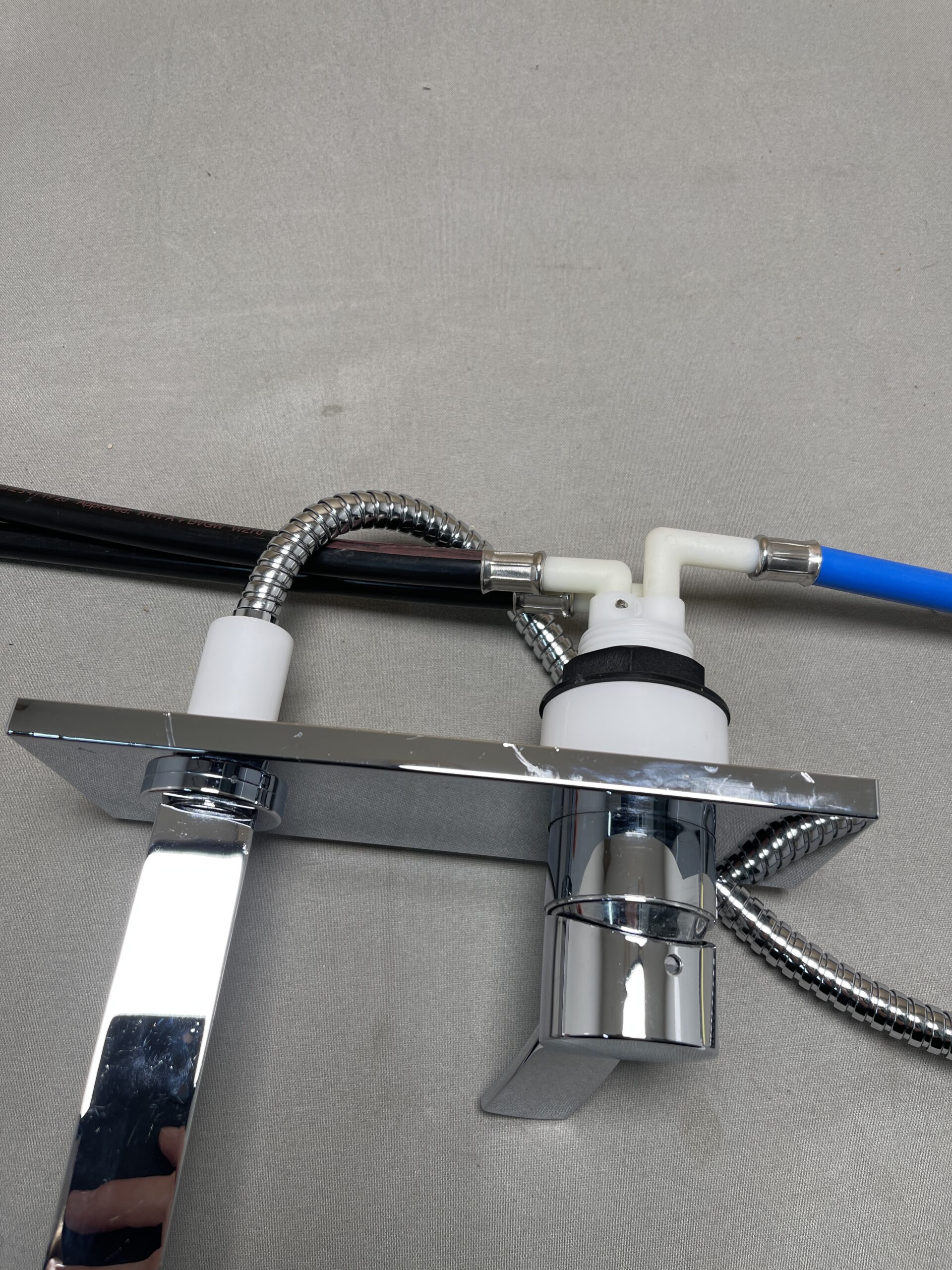 Wasserhahn verchromt mit Anschlussschläuchen, für Wohnmobil