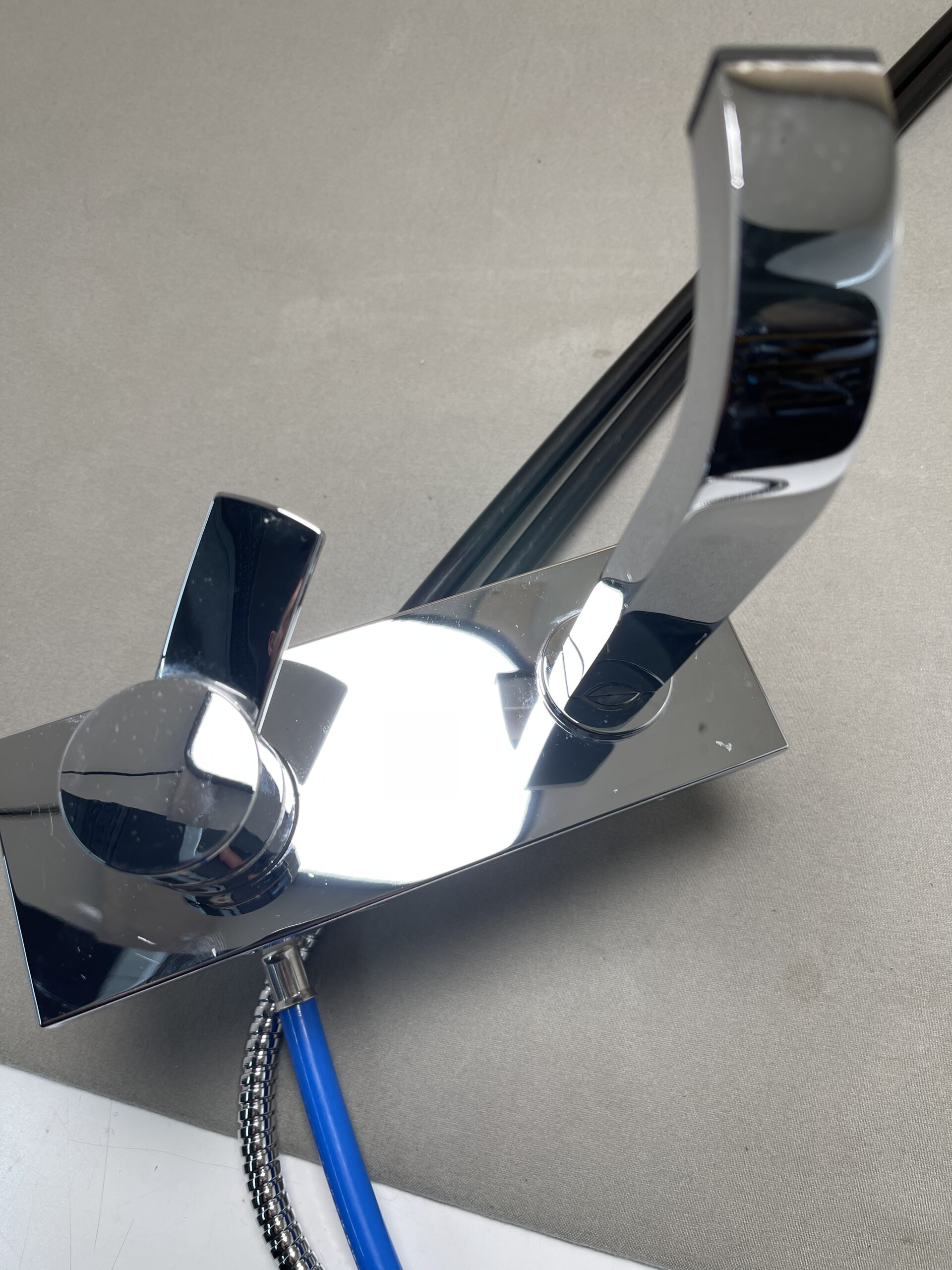 Wasserhahn verchromt mit Anschlussschläuchen, für Wohnmobil