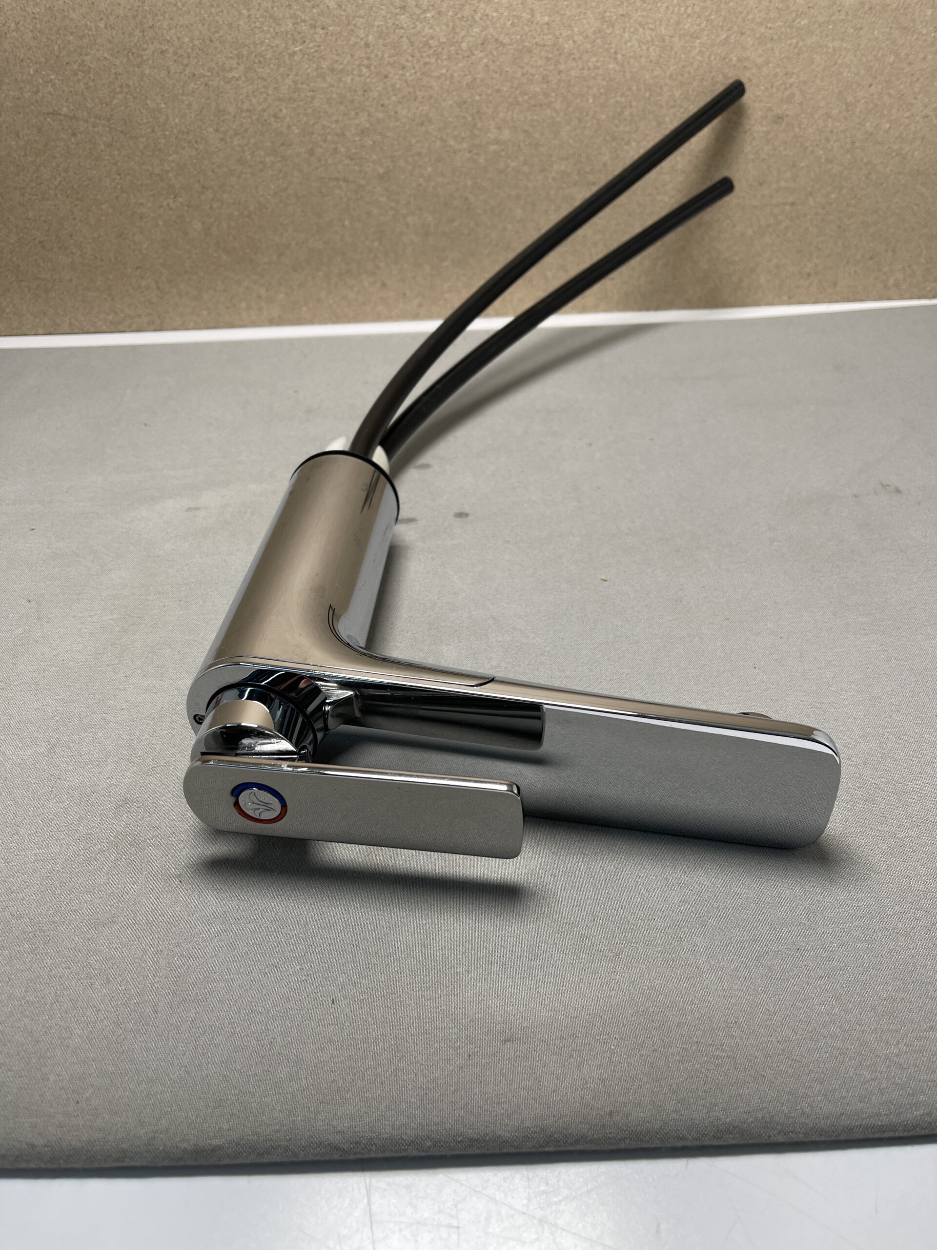 Wasserhahn verchromt mit Anschlussschläuchen, für Wohnmobil