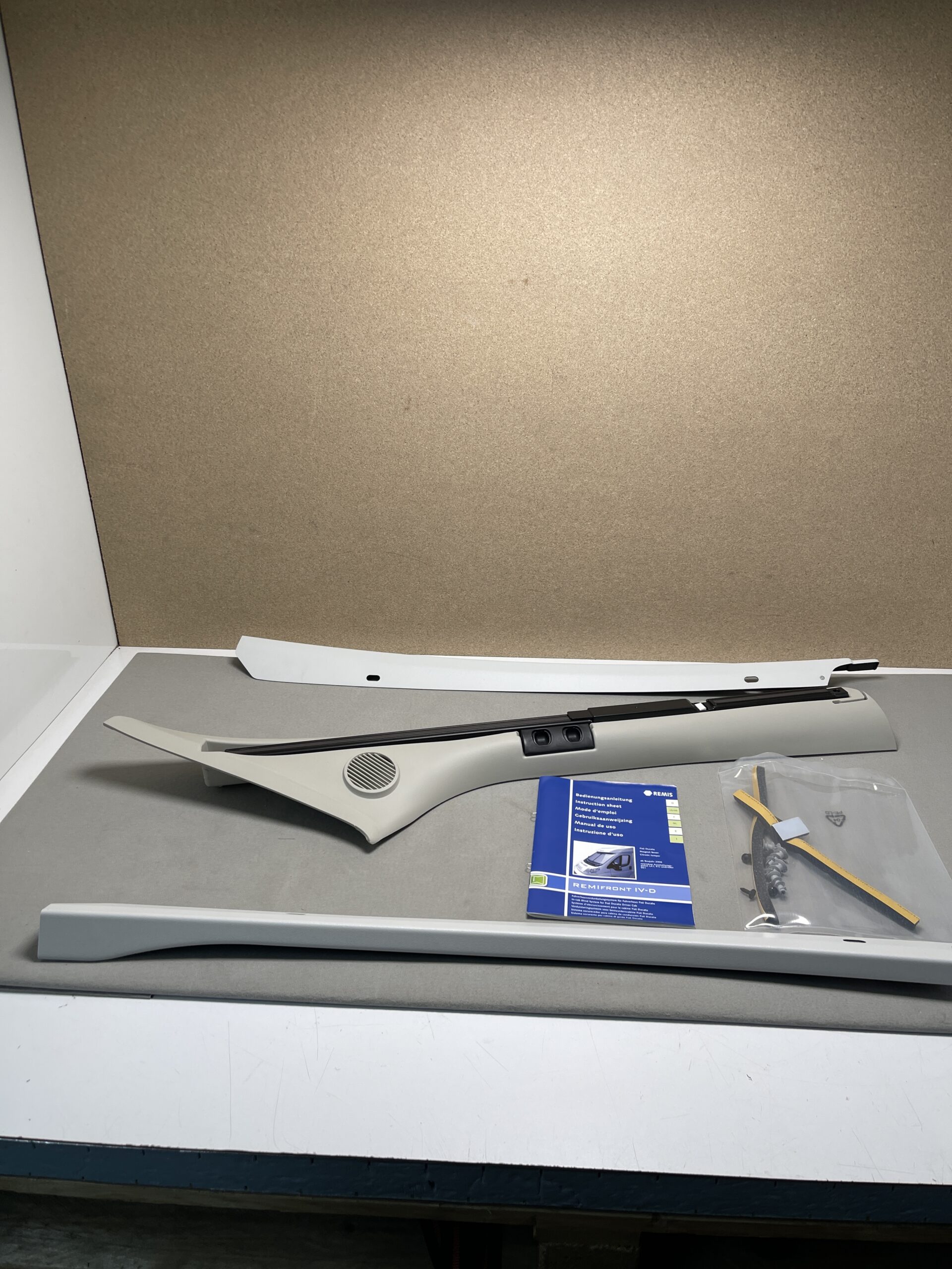 Remifront Fahrerhausverdunklungssystem für Fahrerhaus Frontscheibe rechts hellbeige