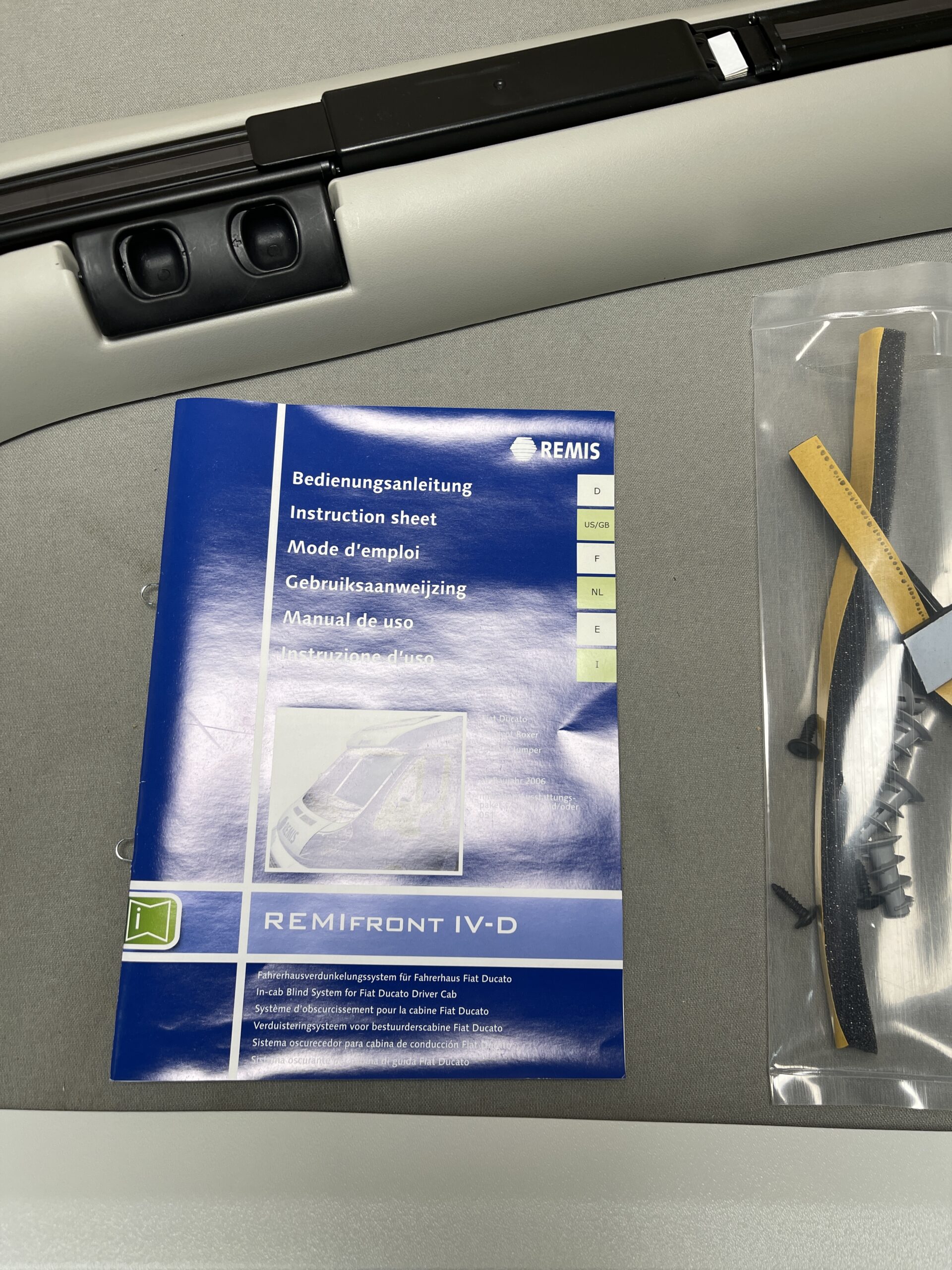 Remifront Fahrerhausverdunklungssystem für Fahrerhaus Frontscheibe rechts hellbeige