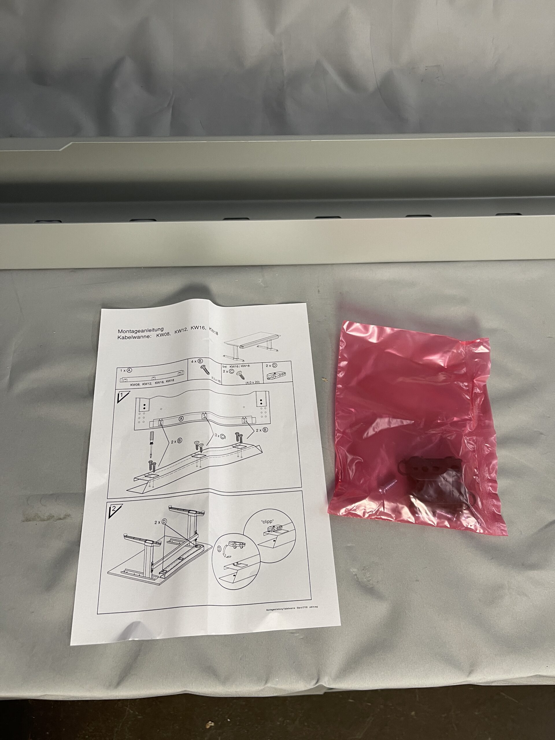 Schreibtisch Kabelwanne horizontal silber inkl. Anleitung + Schrauben