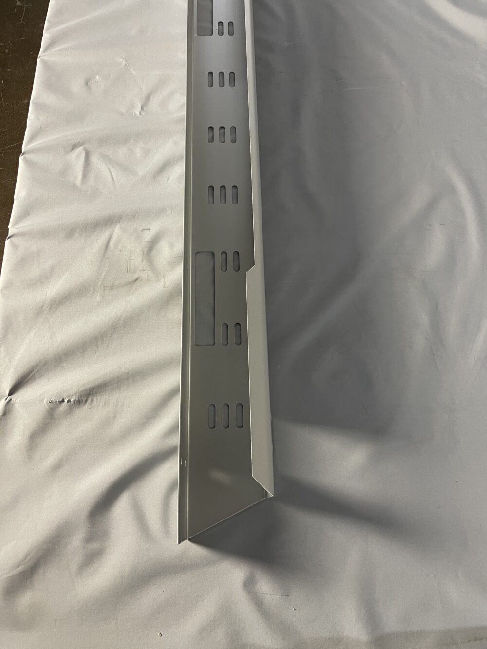 Schreibtisch Kabelwanne horizontal silber inkl. Anleitung + Schrauben