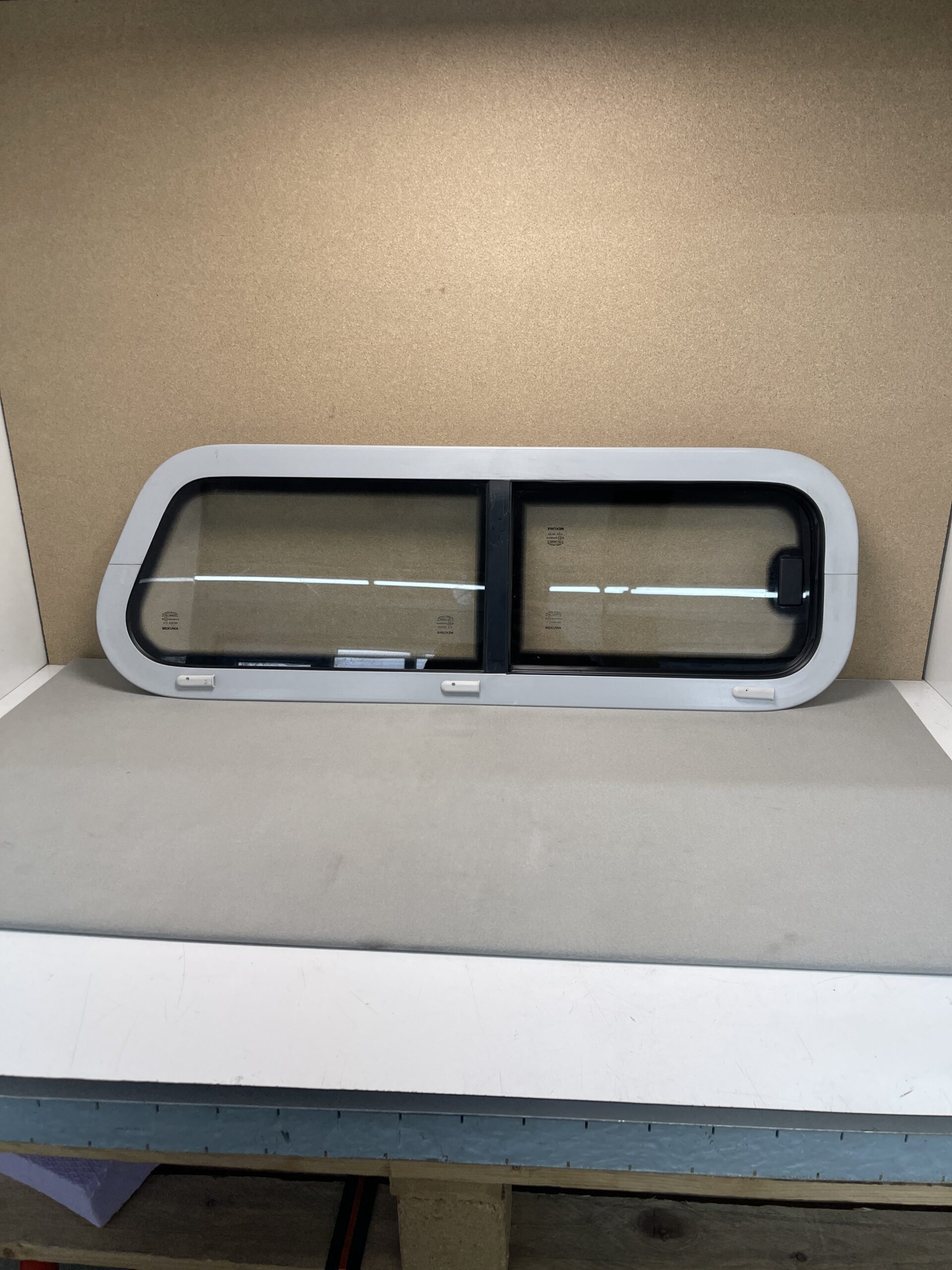 Mekuwa Aluminium Schiebefenster (Schräge Seite) 900x300 grau