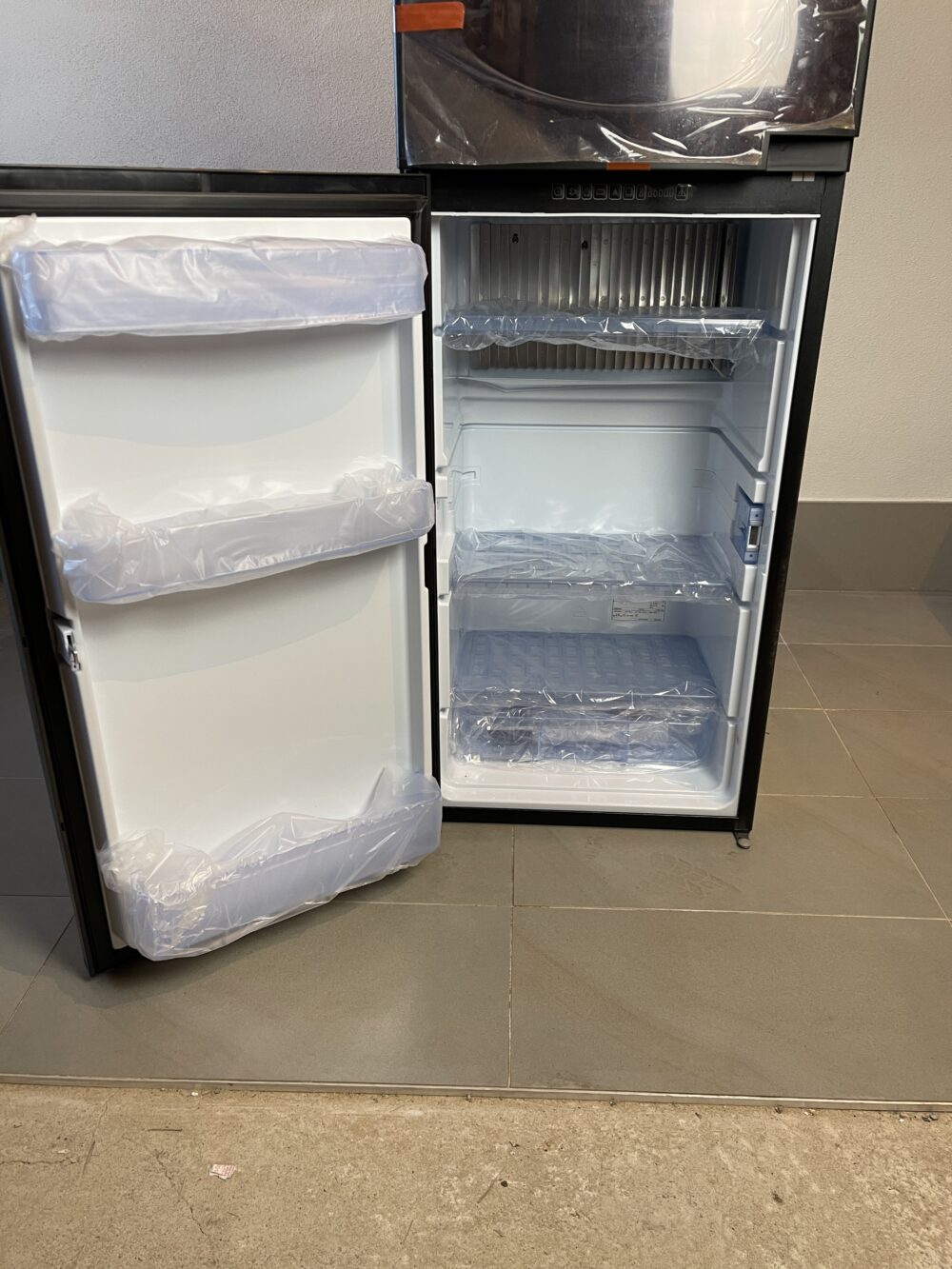 Dometic RMDT 8505 Kühlschrank mit Gefrierfach und Backofen