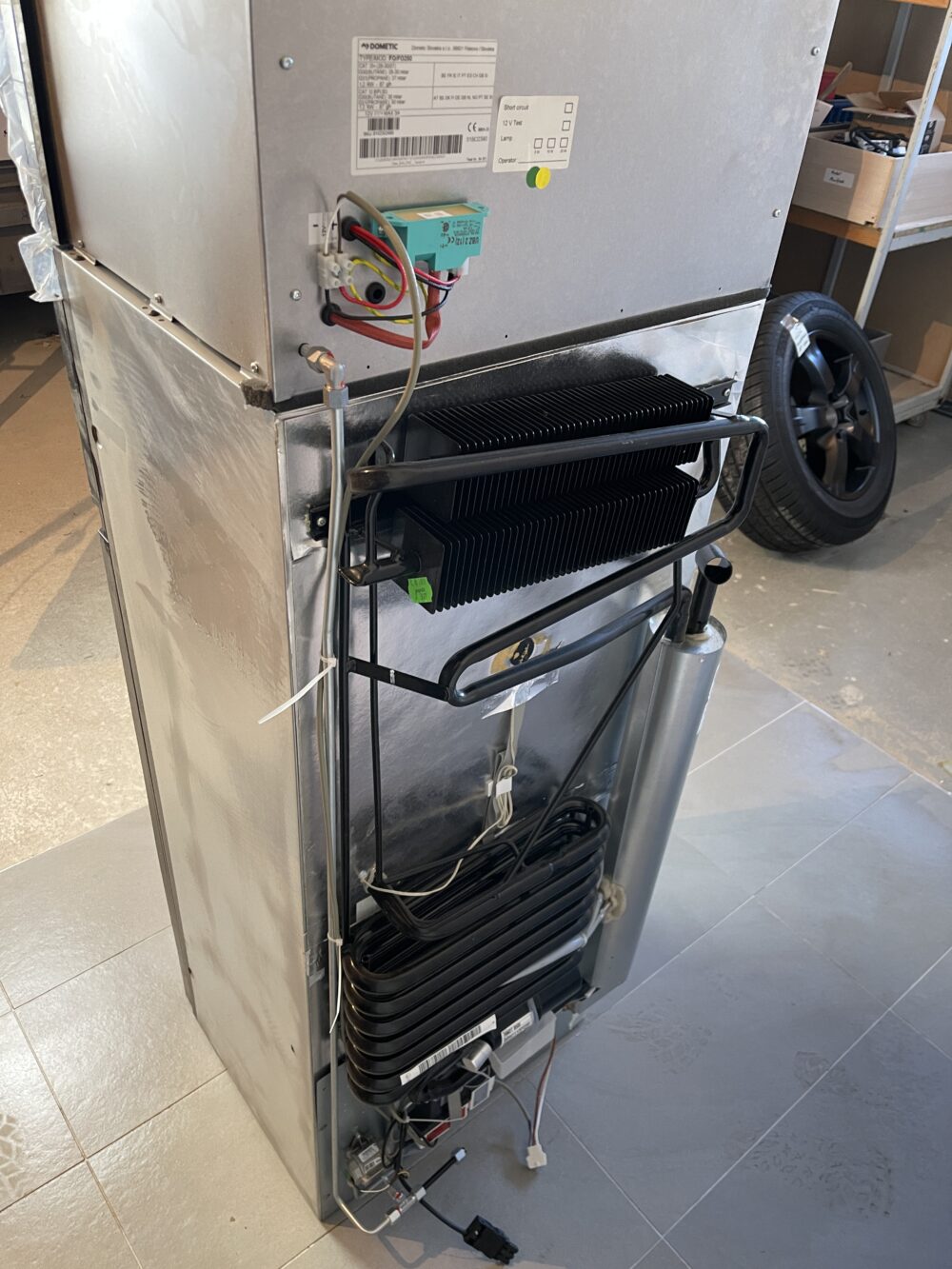 Dometic RMDT 8505 Kühlschrank mit Gefrierfach und Backofen