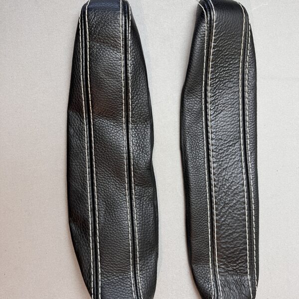 Armlehnenbezug Leder Schwarz mit weißen Nähten