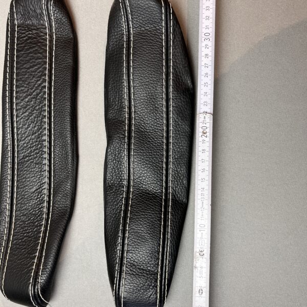 Armlehnenbezug Leder Schwarz mit weißen Nähten
