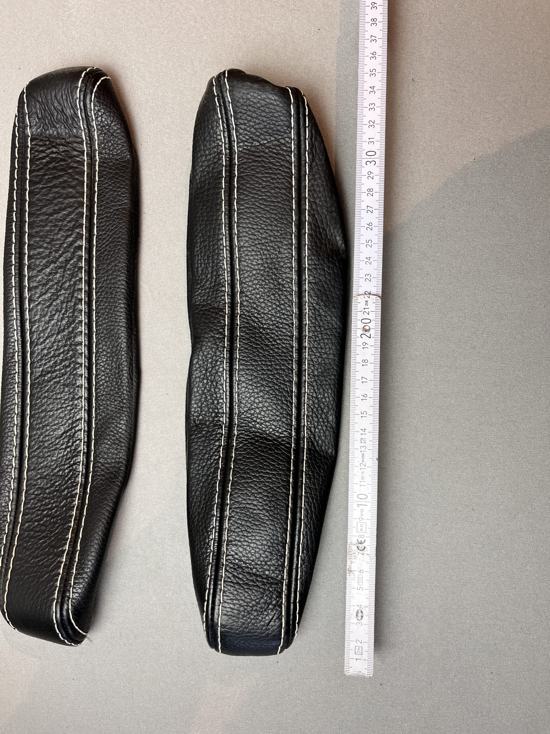 Armlehnenbezug Leder Schwarz mit weißen Nähten