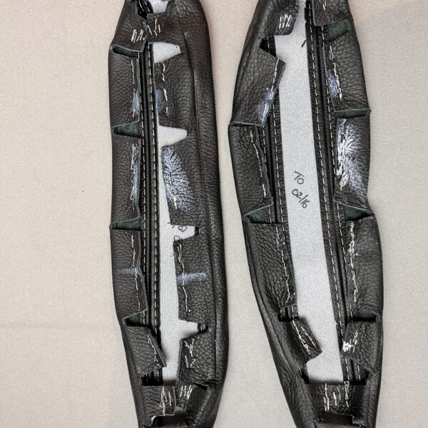 Armlehnenbezug Leder Schwarz mit weißen Nähten