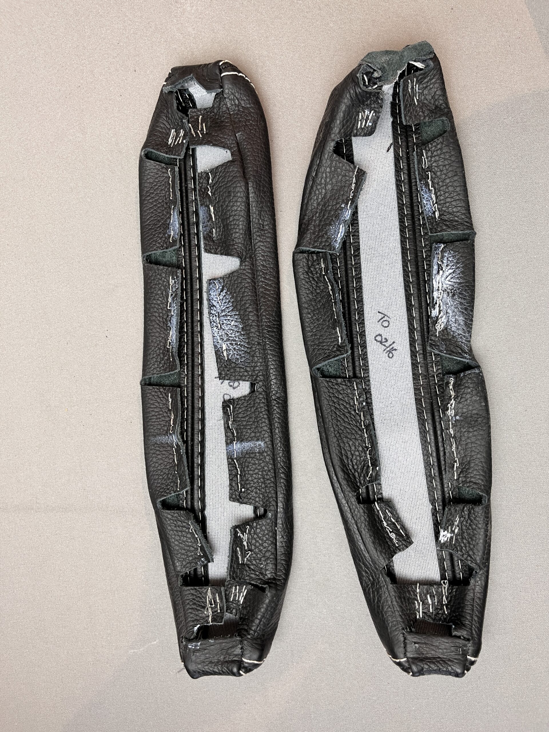 Armlehnenbezug Leder Schwarz mit weißen Nähten