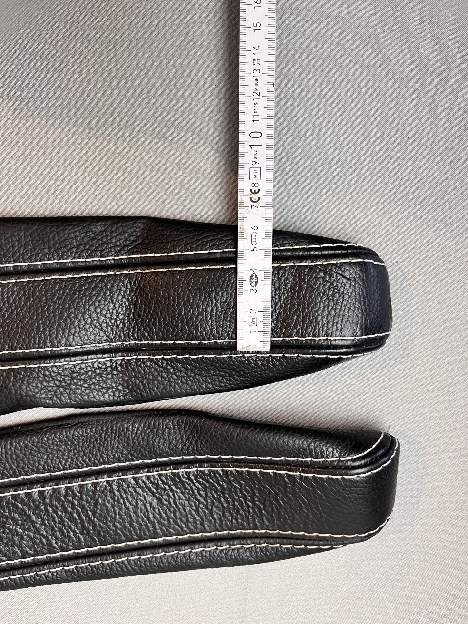 Armlehnenbezug Leder Schwarz mit weißen Nähten