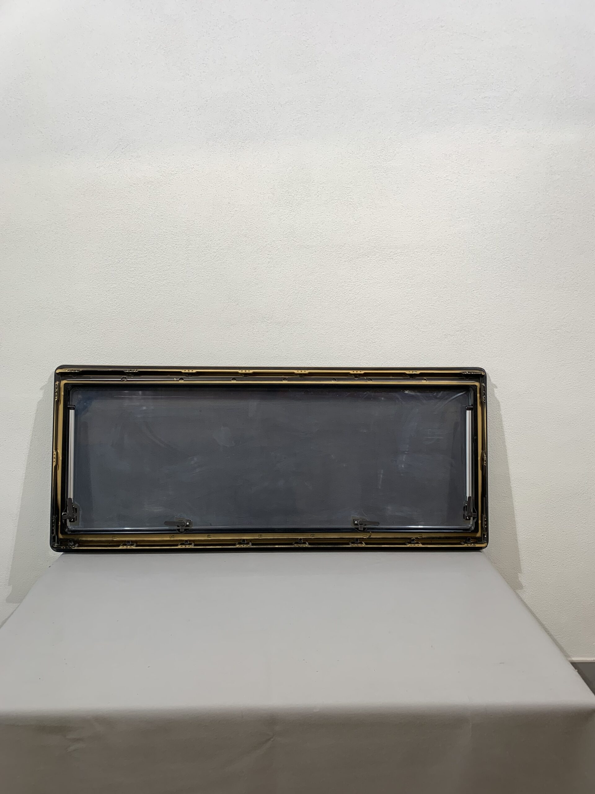 Ausstellfenster schwarz 1450mm x 590mm mit Verriegelung