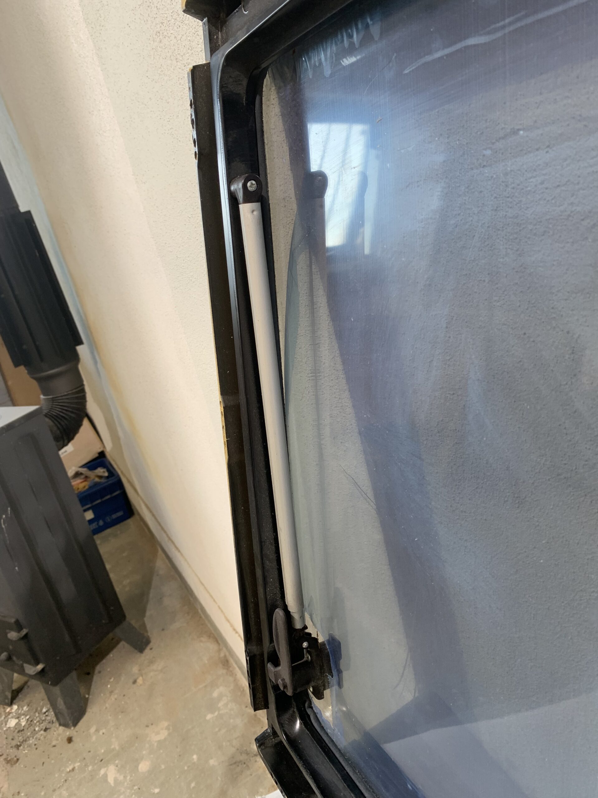 Ausstellfenster schwarz 1450mm x 590mm mit Verriegelung