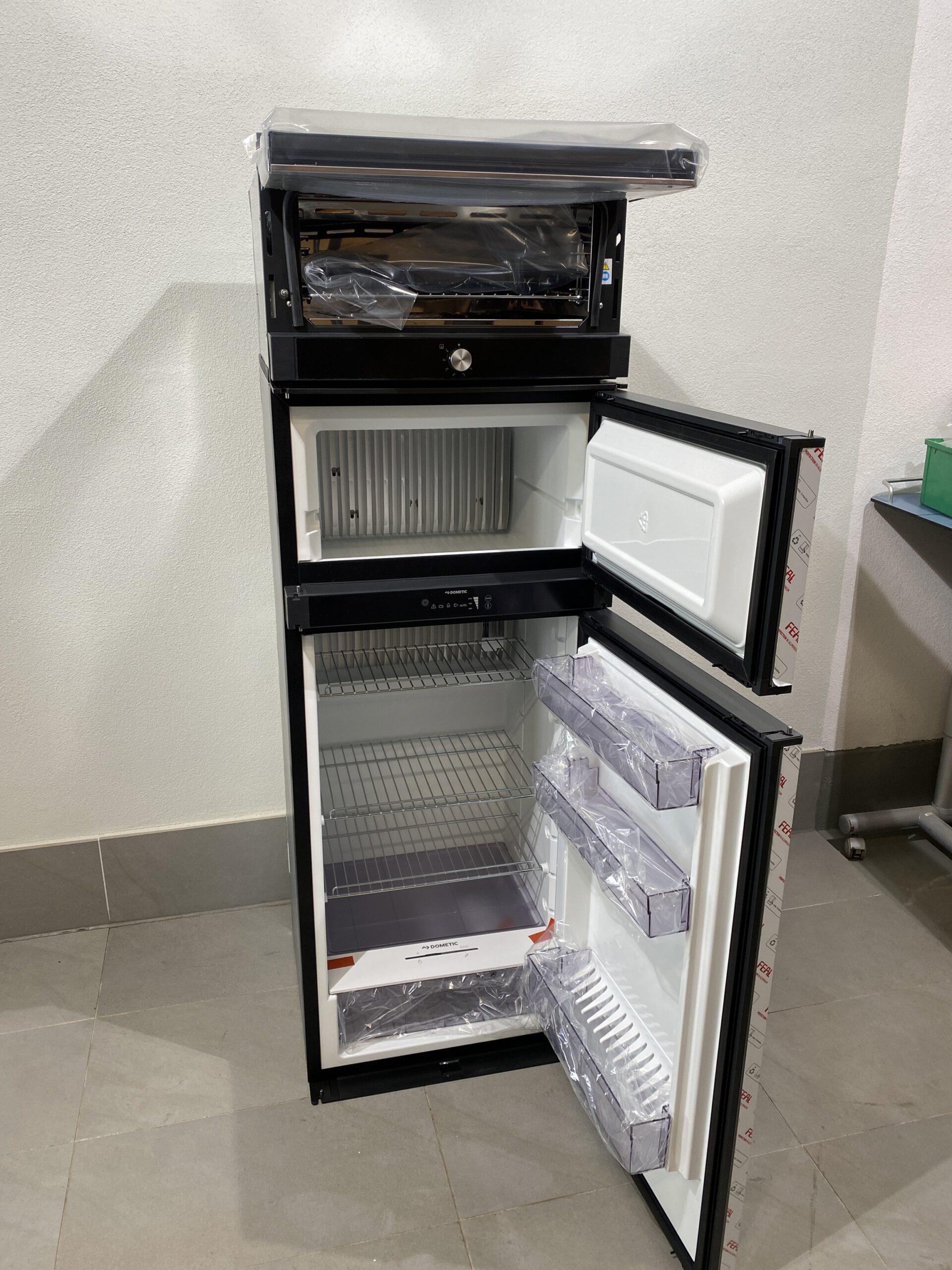 Dometic RMDT 10.5 x Kühlschrank mit Gefrierfach und Backofen