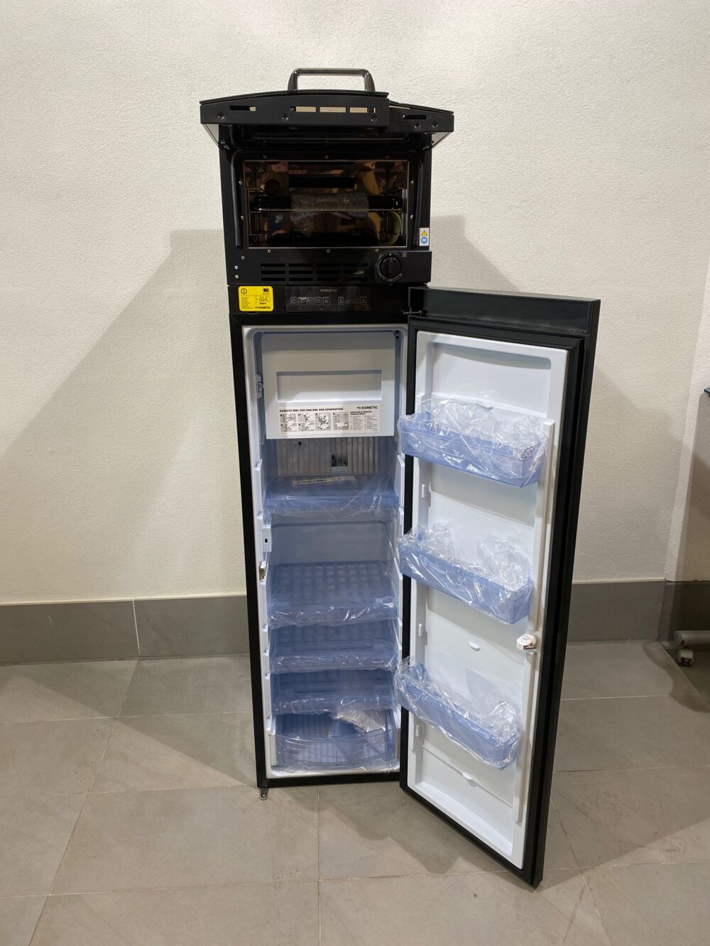 Dometic RMLT 9335 Kühlschrank mit Gefrierfach und Backofen – Bild 2