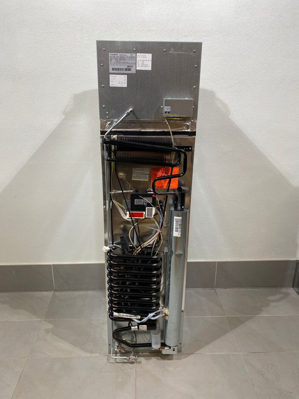 Dometic RMLT 9335 Kühlschrank mit Gefrierfach und Backofen – Bild 7