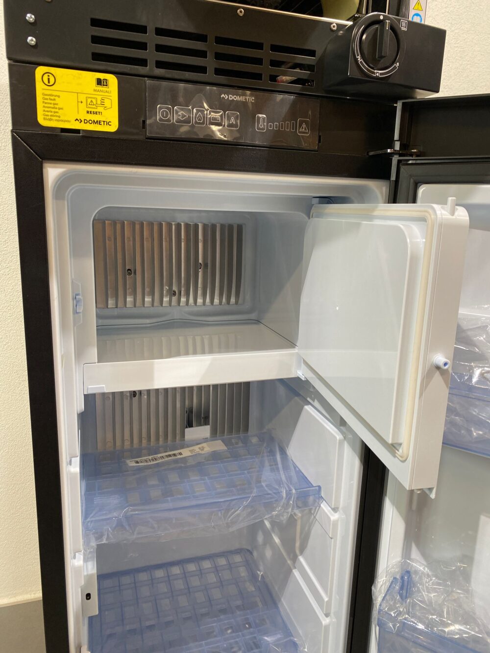 Dometic RMLT 9335 Kühlschrank mit Gefrierfach und Backofen – Bild 5