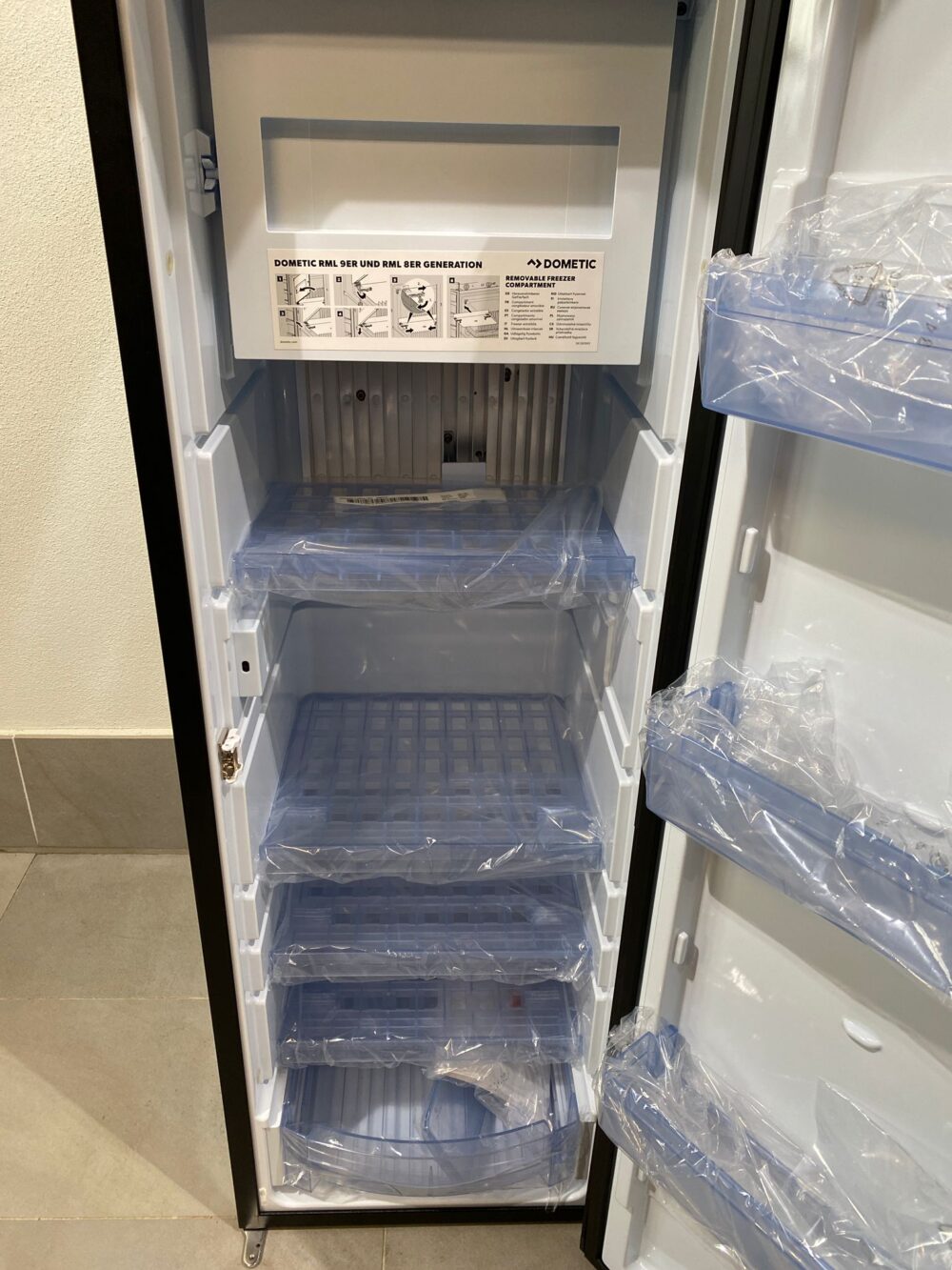Dometic RMLT 9335 Kühlschrank mit Gefrierfach und Backofen – Bild 3