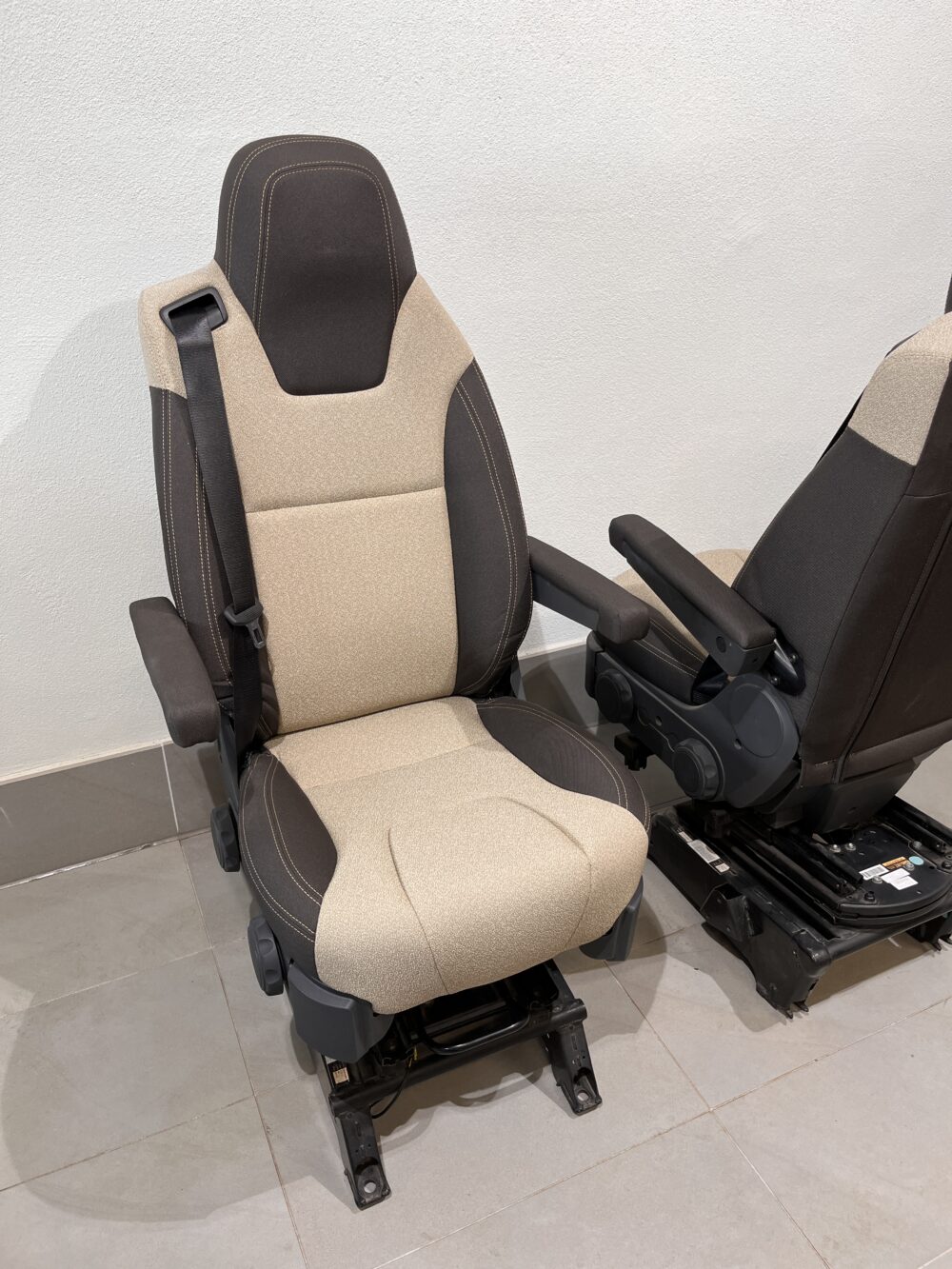 Isri Fiat Ducato Fahrersitz & Beifahrersitz mit Drehkonsole Jumper Boxer Camper