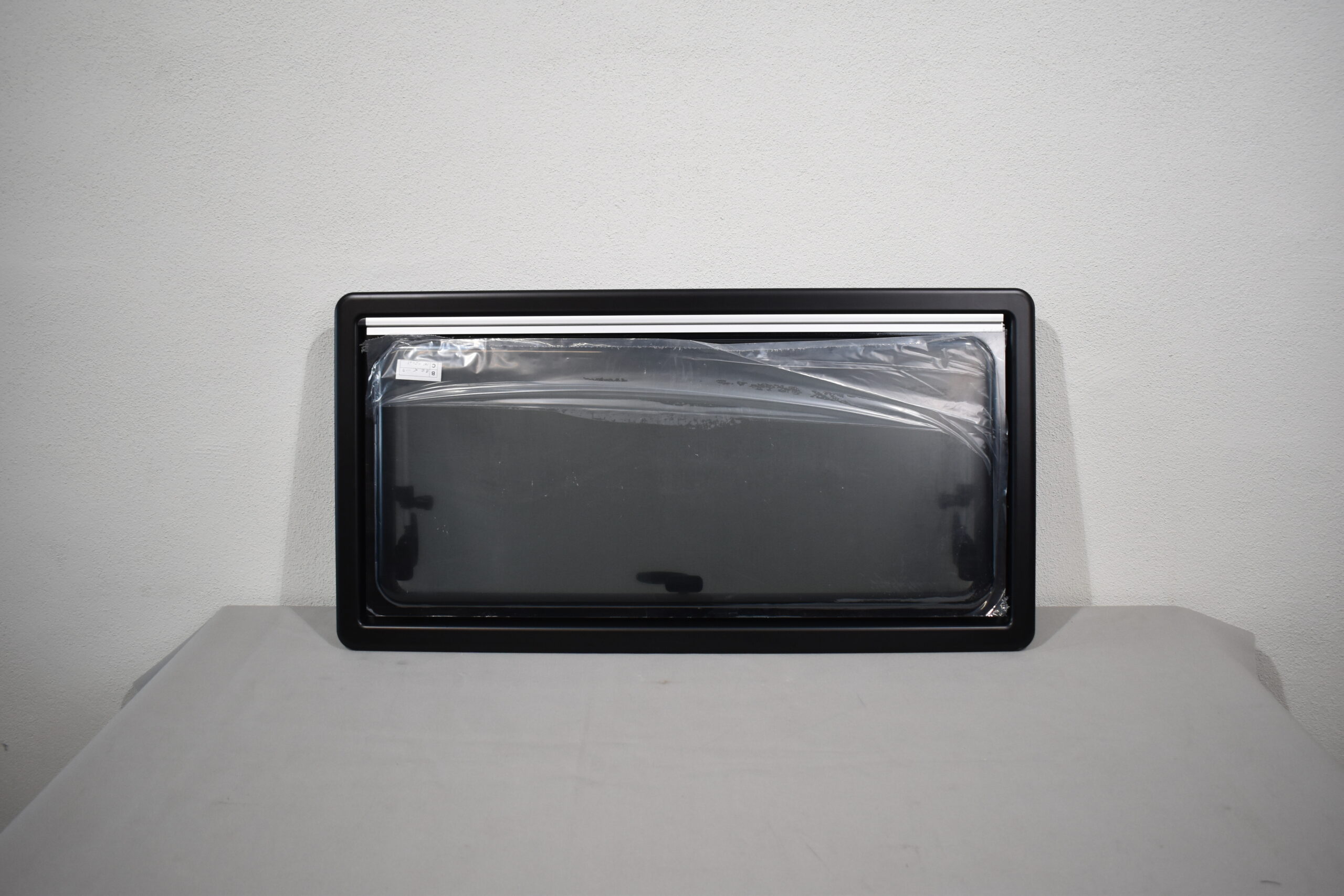 Carbest Ausstellfenster mit Verdunklungssystem und Insektenschutz 900x450 mm