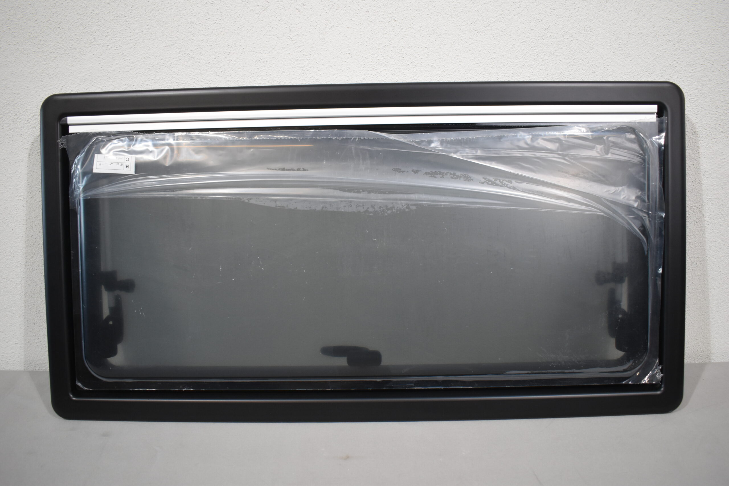 Carbest Ausstellfenster mit Verdunklungssystem und Insektenschutz 900x450 mm