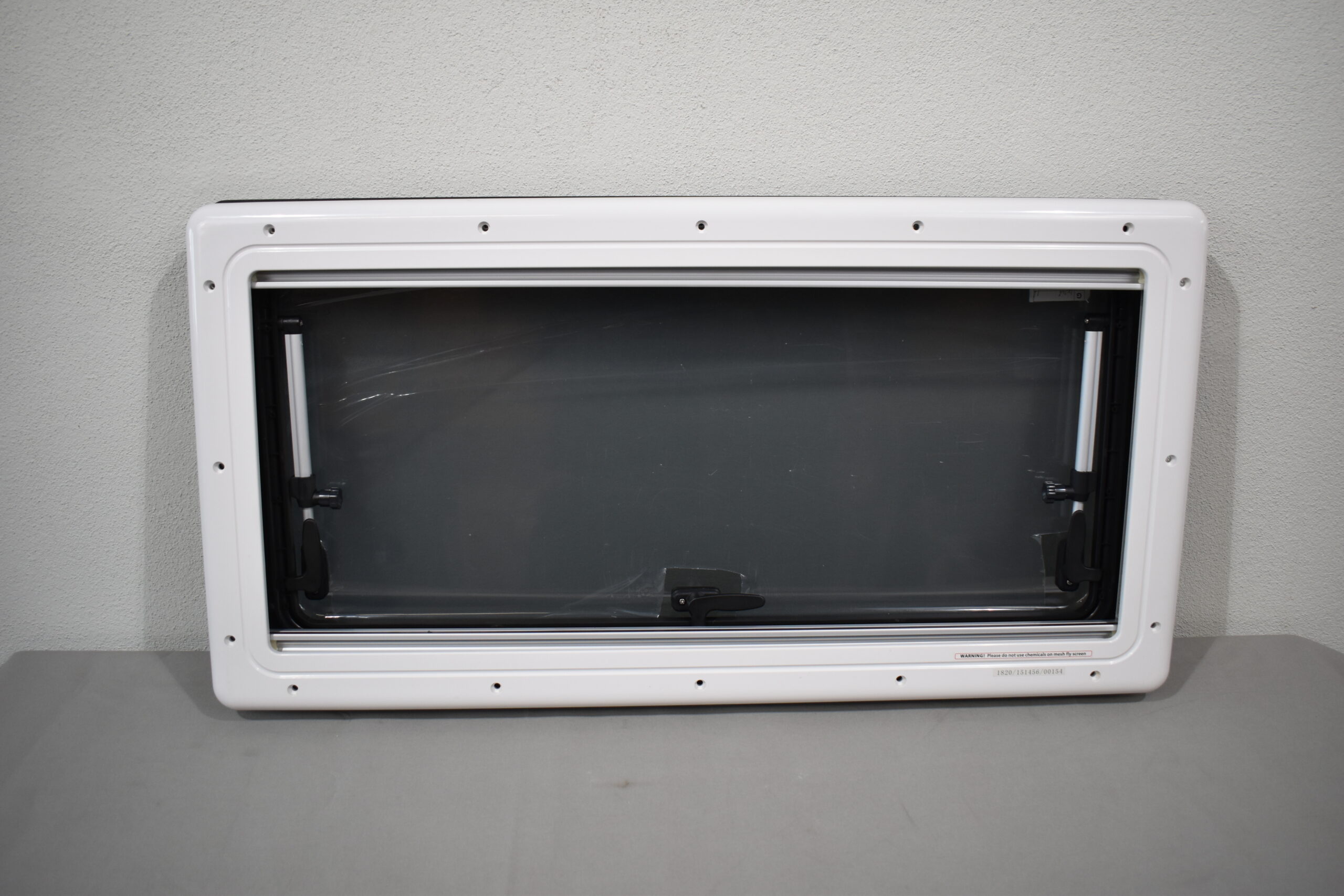 Carbest Ausstellfenster mit Verdunklungssystem und Insektenschutz 900x450 mm