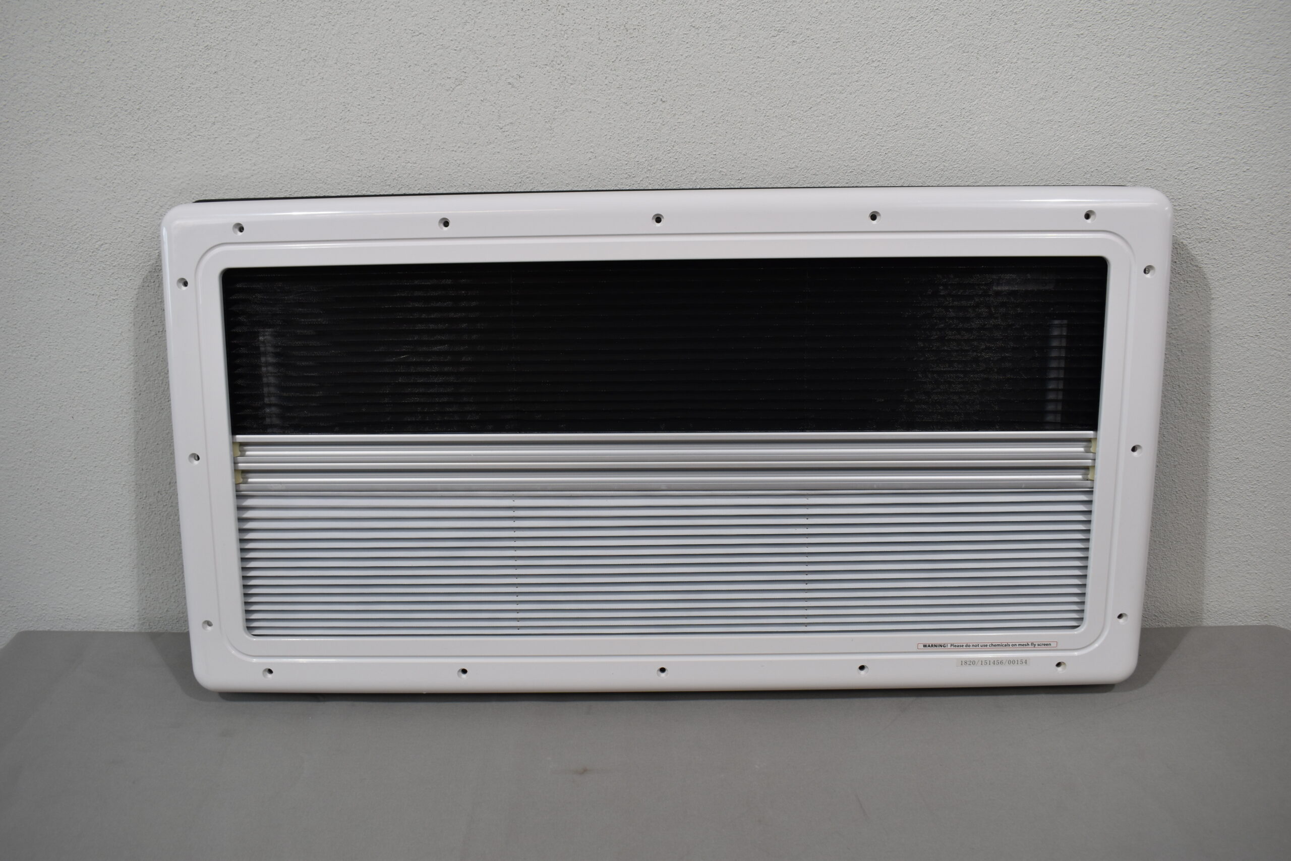 Carbest Ausstellfenster mit Verdunklungssystem und Insektenschutz 900x450 mm