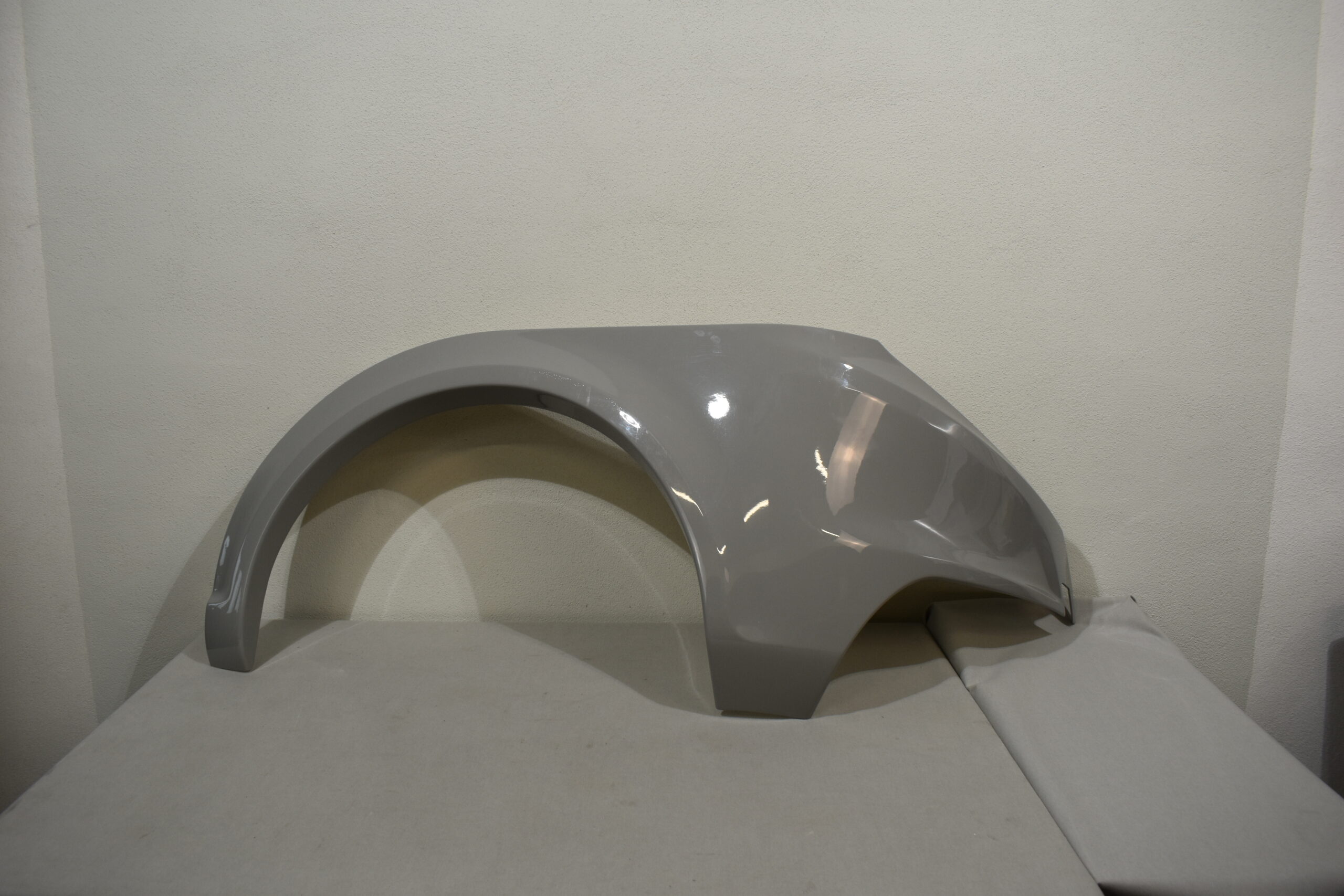 Niesmann und Bischoff i Smove 2021-2024 Radlaufblende Beifahrerseite; hell grau