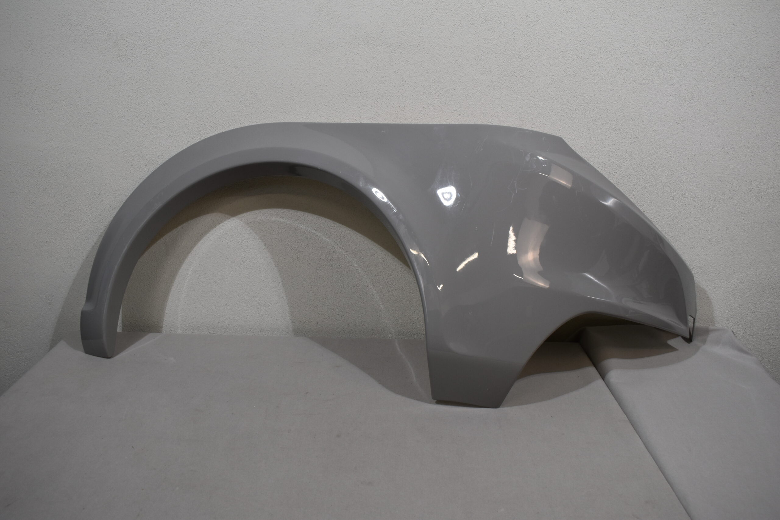 Niesmann und Bischoff i Smove 2021-2024 Radlaufblende Beifahrerseite; hell grau