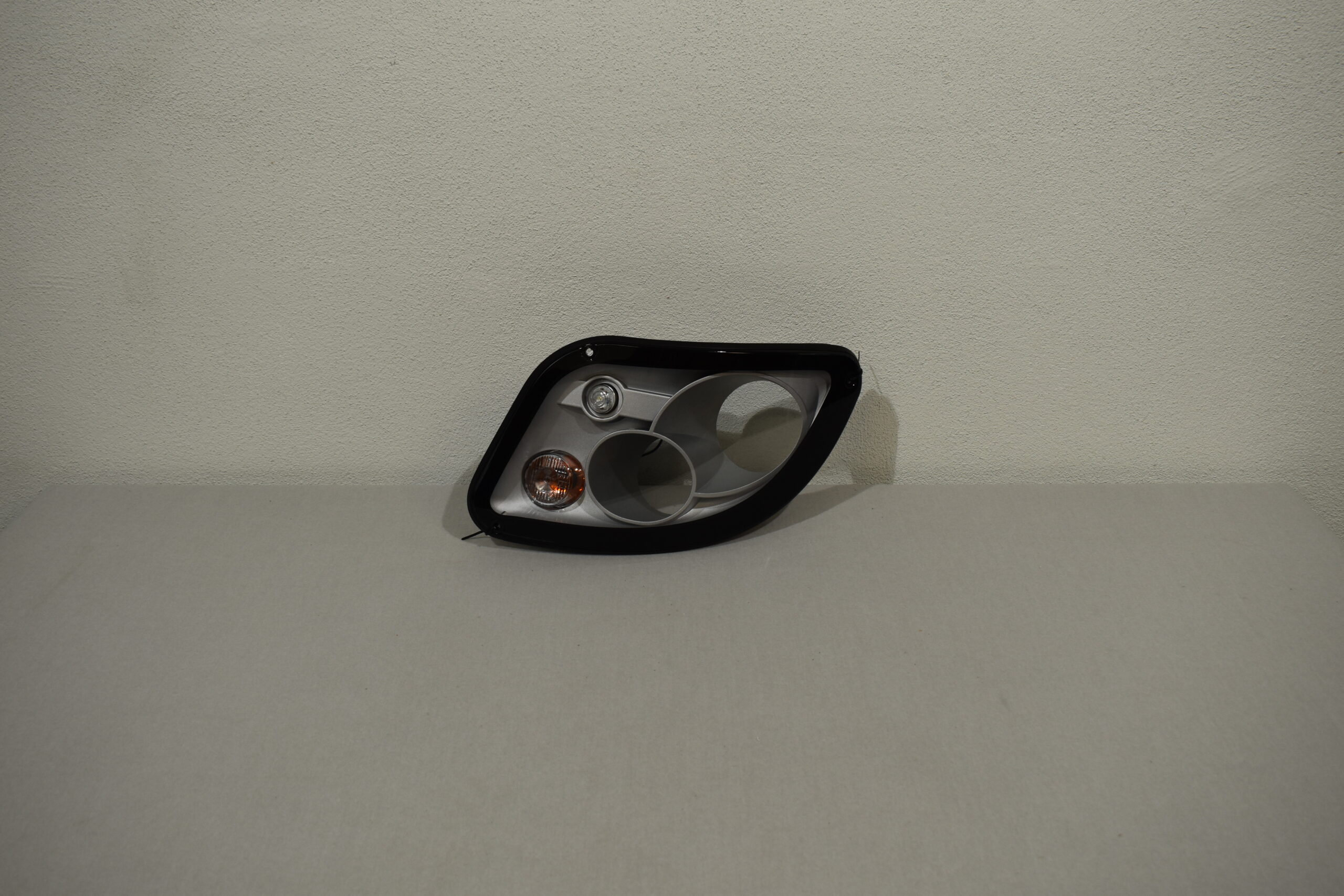 Leuchtenträger Blende links; inkl. Positionsleuchte u. Blinker