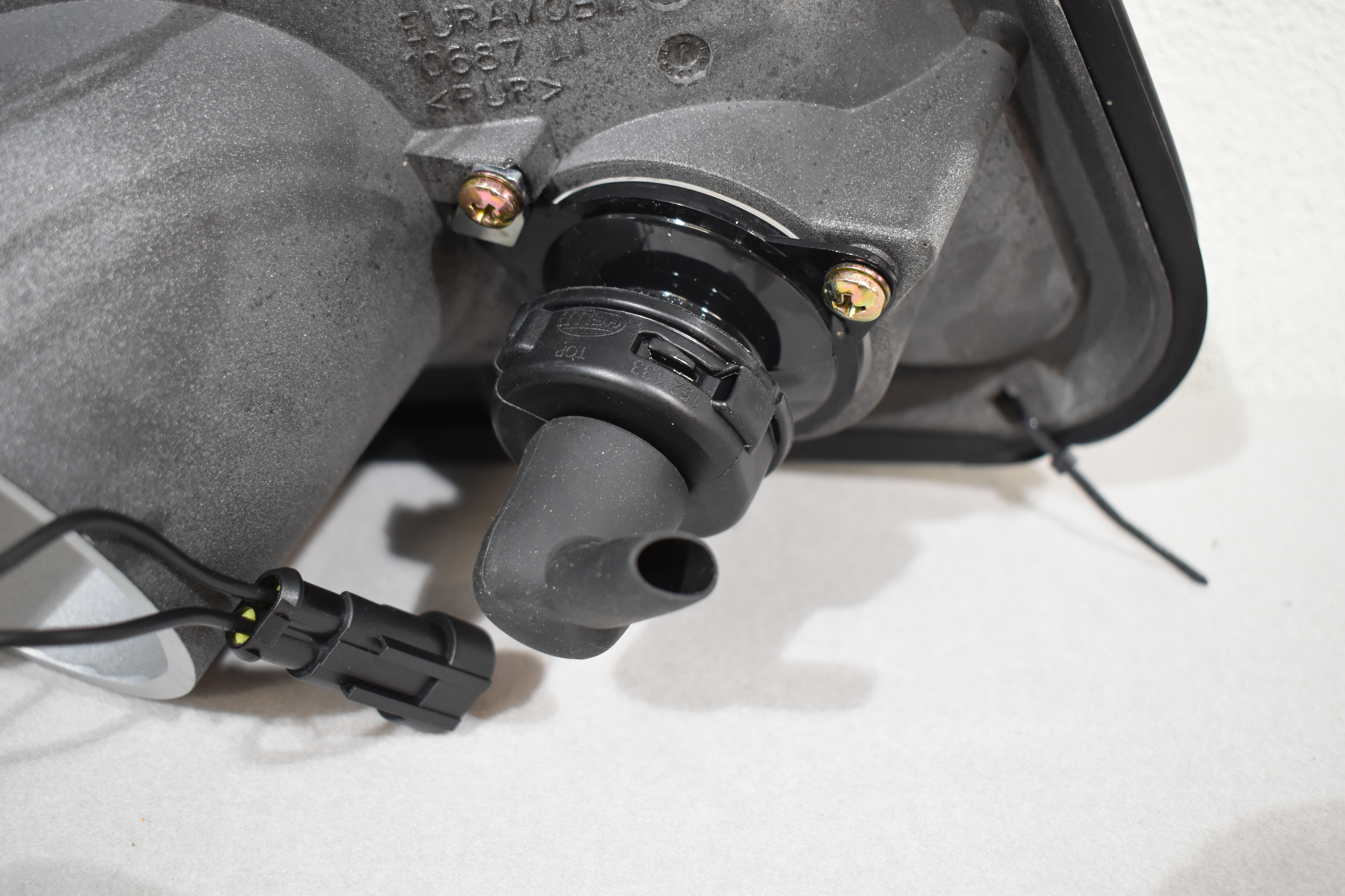 Leuchtenträger Blende links; inkl. Positionsleuchte u. Blinker