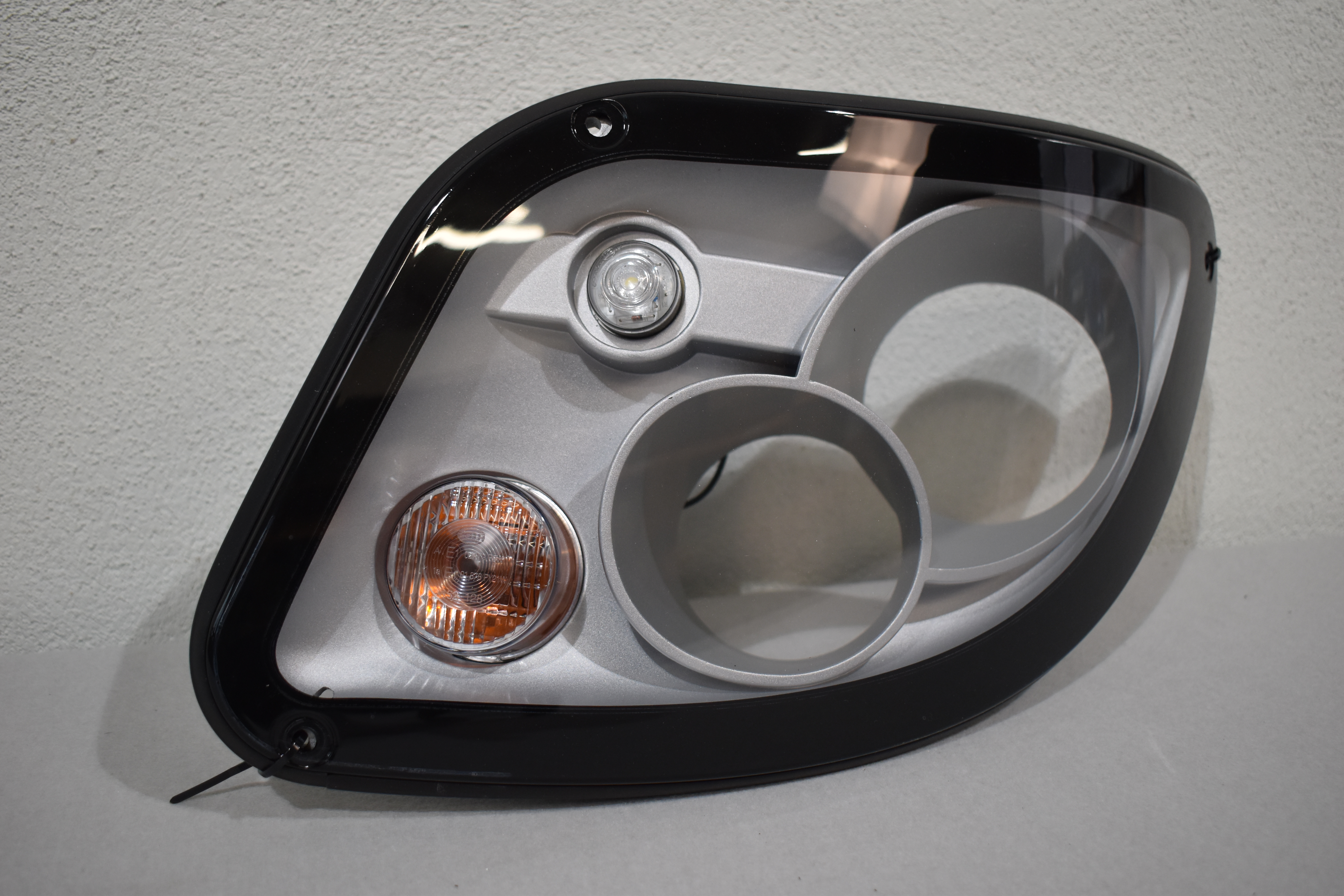 Leuchtenträger Blende links; inkl. Positionsleuchte u. Blinker