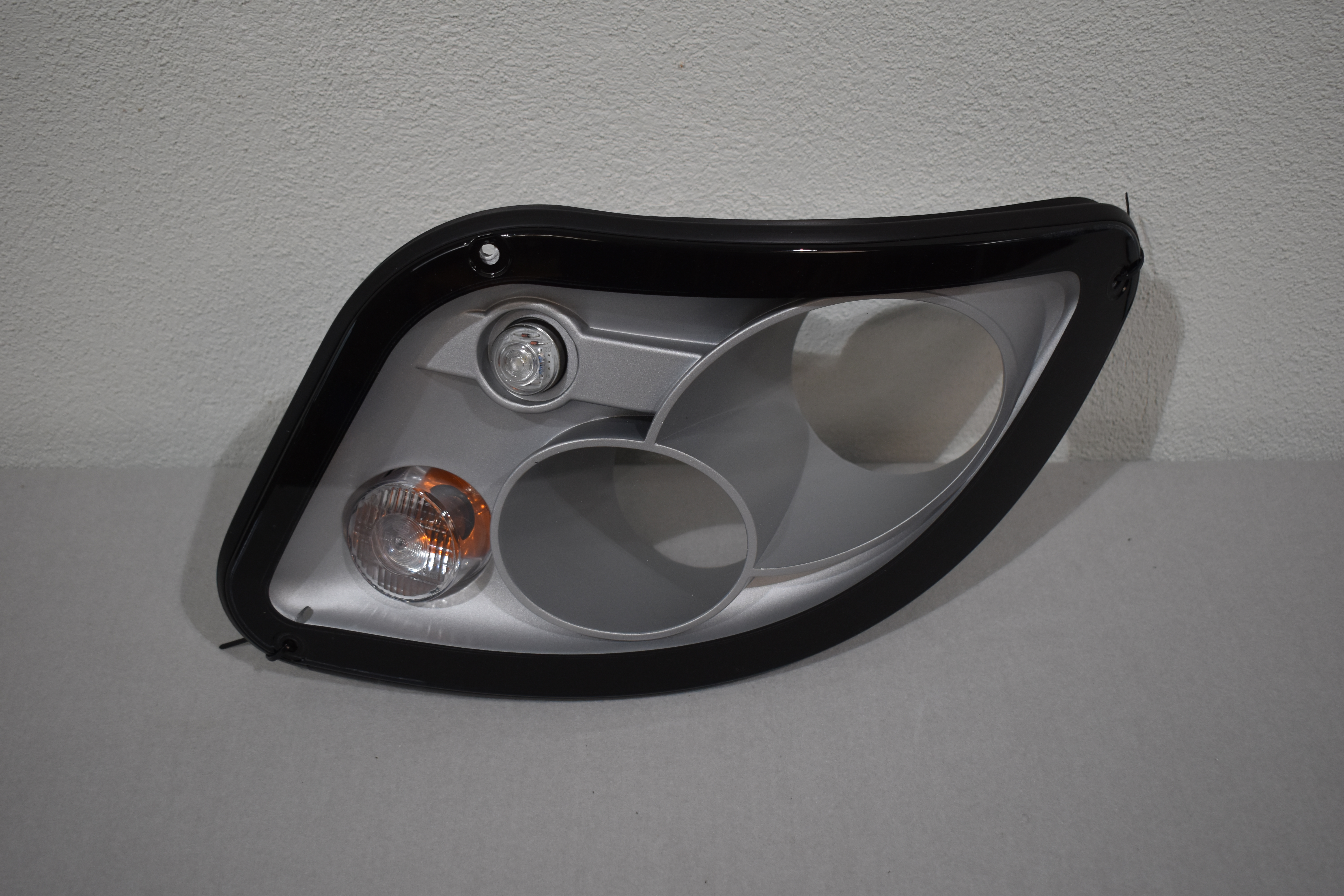 Leuchtenträger Blende links; inkl. Positionsleuchte u. Blinker