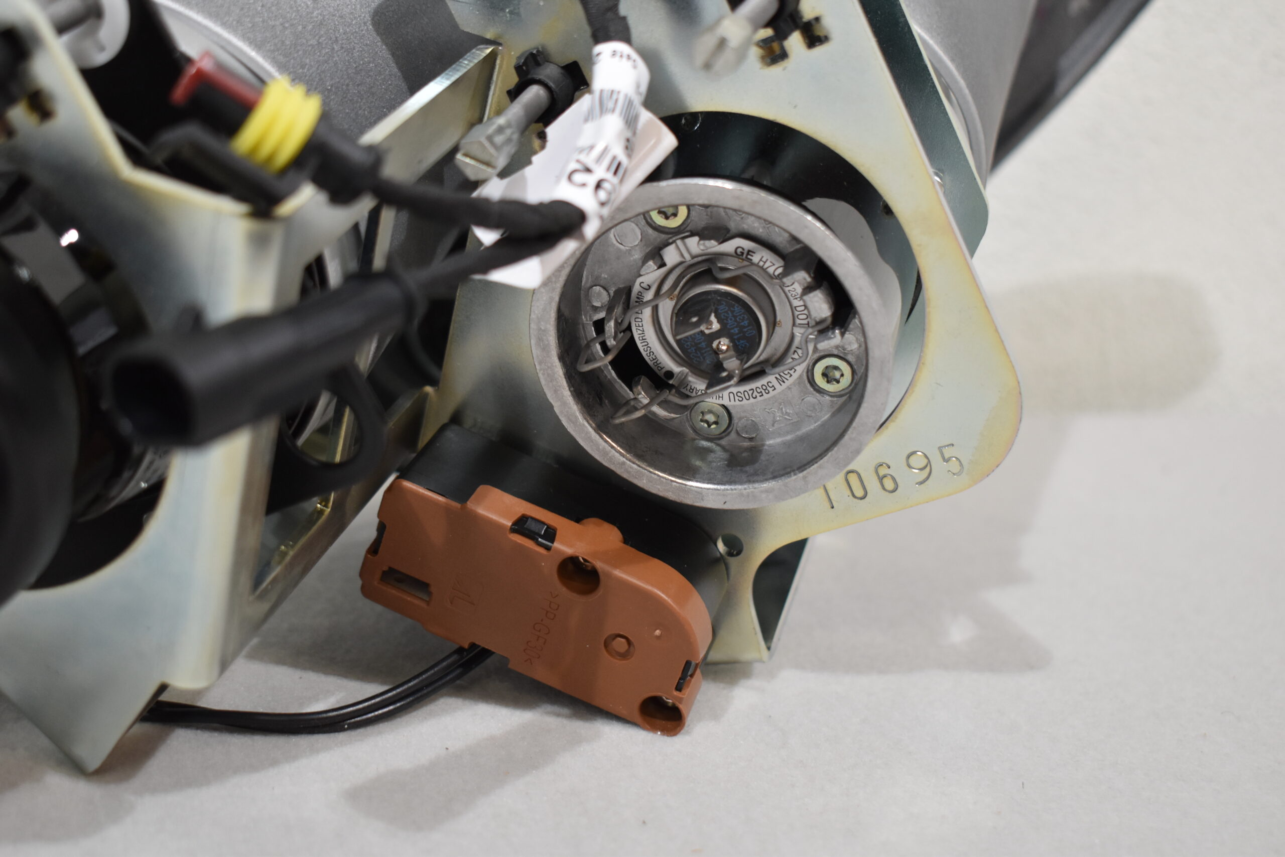 Leuchtenträger einteilig links IM1