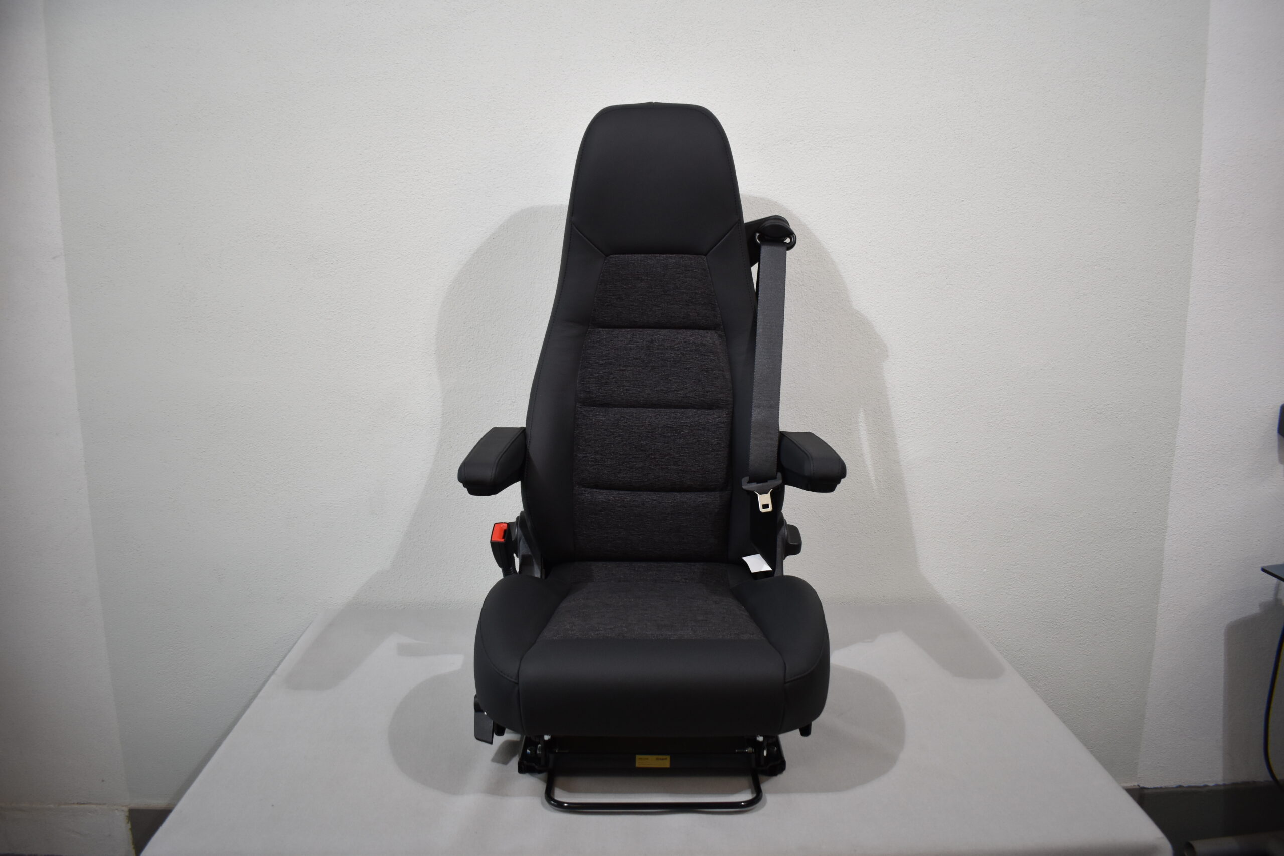 Aguti Fahrersitz Gis-Lounge F; schwarz (Kunstleder)/grau (Stoff)