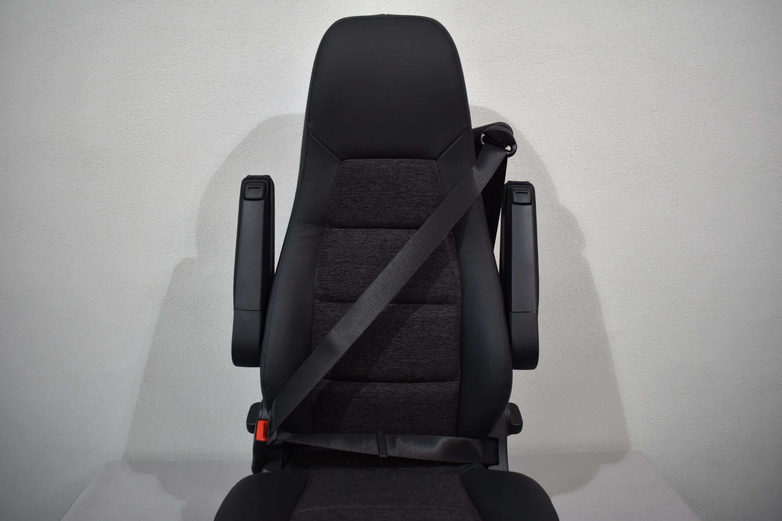 Aguti Fahrersitz Gis-Lounge F; schwarz (Kunstleder)/grau (Stoff)