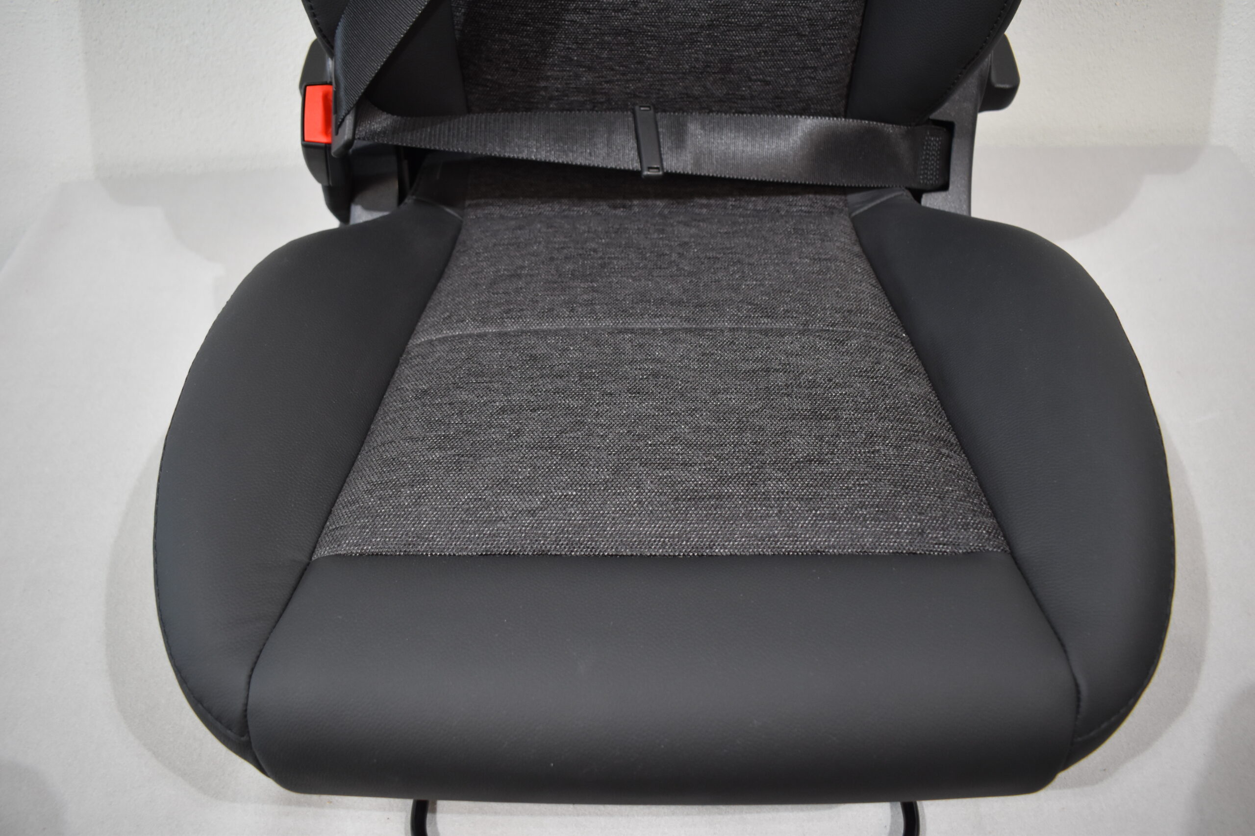 Aguti Fahrersitz Gis-Lounge F; schwarz (Kunstleder)/grau (Stoff)